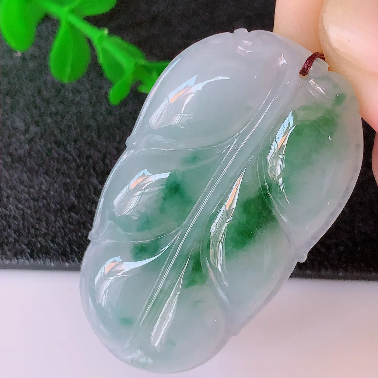 自然光实拍，冰飘花翡翠叶子吊坠 ，种水足，色泽清新，工艺精湛，叶子寓意美好；金枝玉叶，事业有成。#57.15