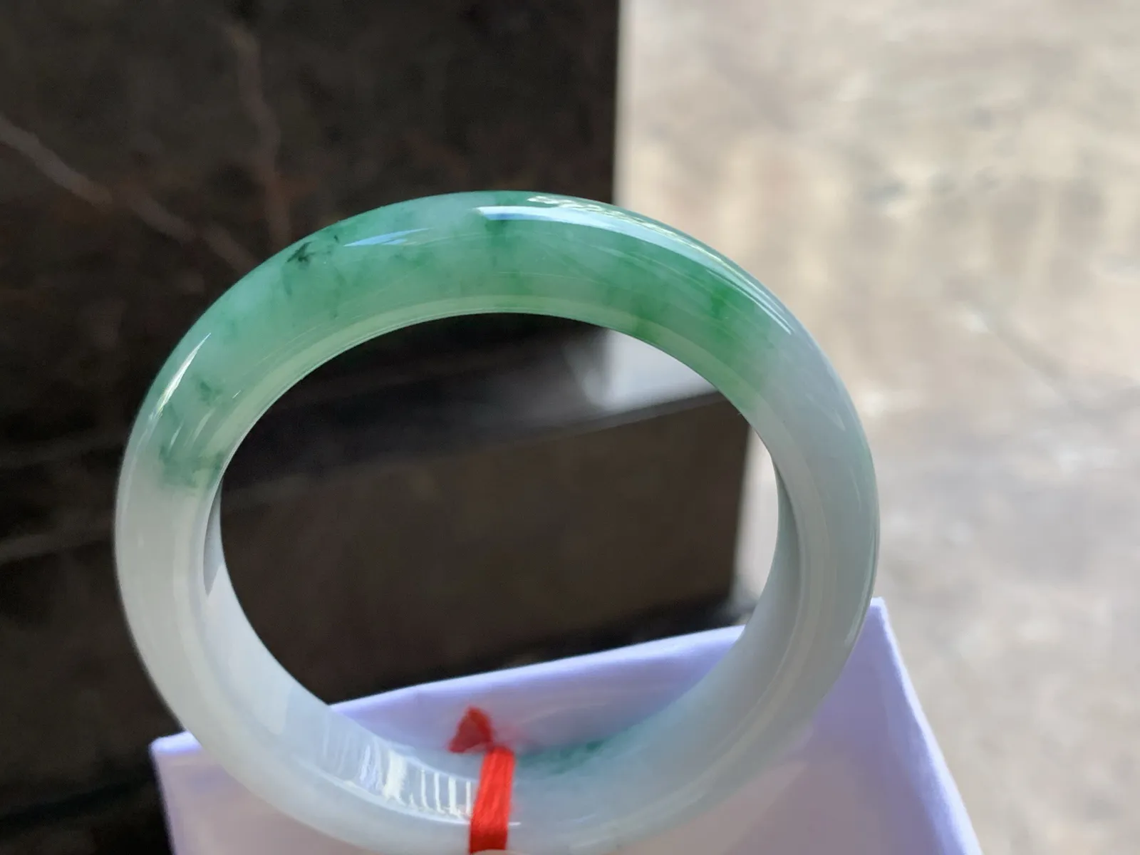 54.5-13-8.7

浓绿色手镯^_^颜色鲜艳 玉质温润