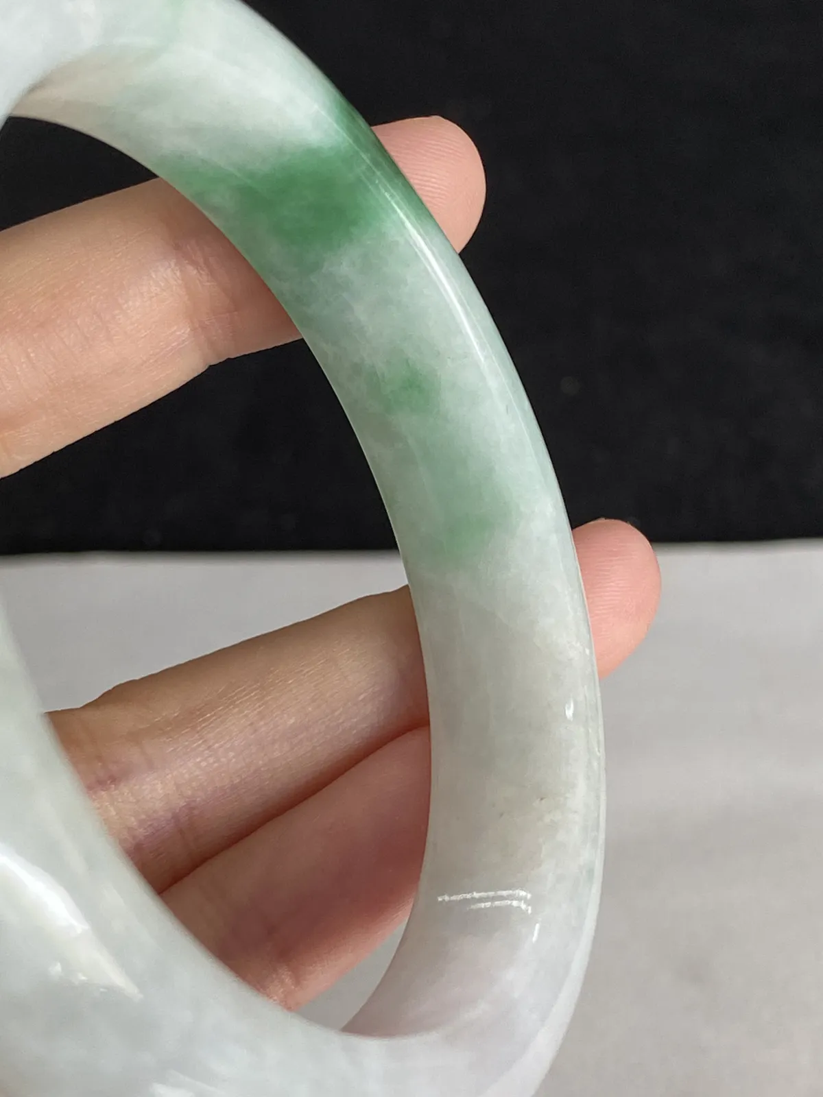 正圈55.8圈口，翡翠糯化种飘绿手镯