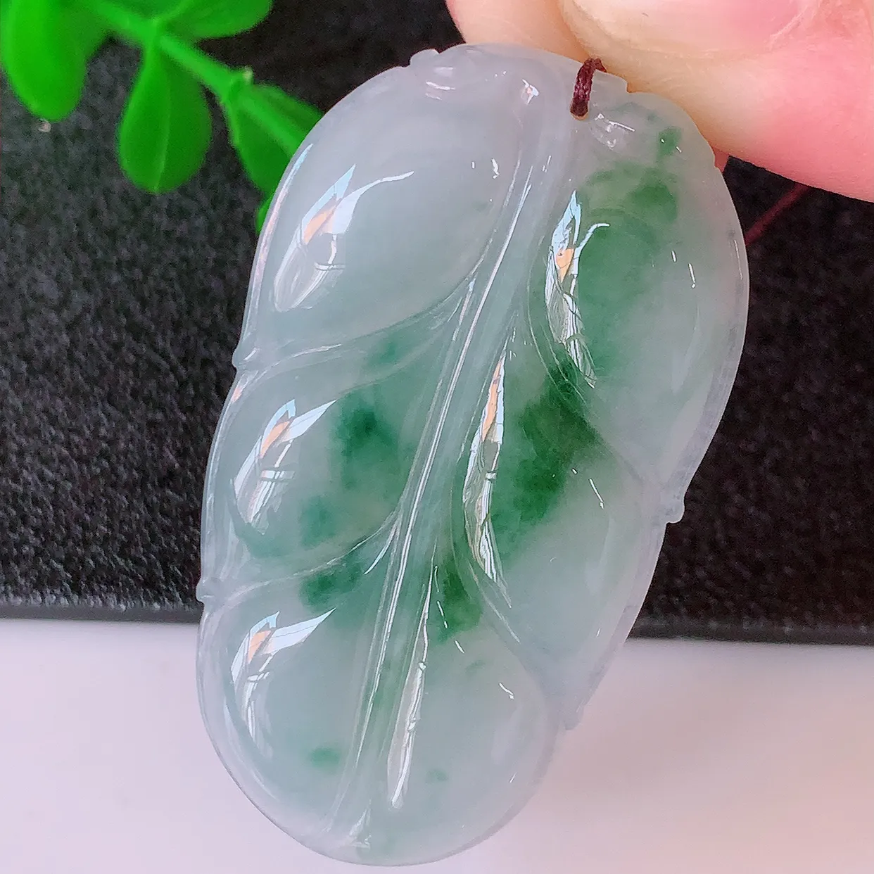 自然光实拍，冰飘花翡翠叶子吊坠 ，种水足，色泽清新，工艺精湛，叶子寓意美好；金枝玉叶，事业有成。#5