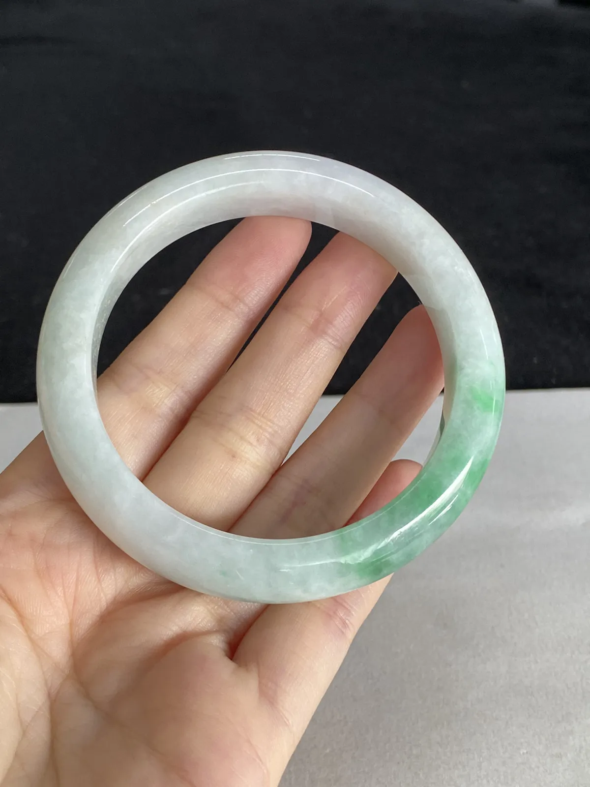 正圈55.8圈口，翡翠糯化种飘绿手镯