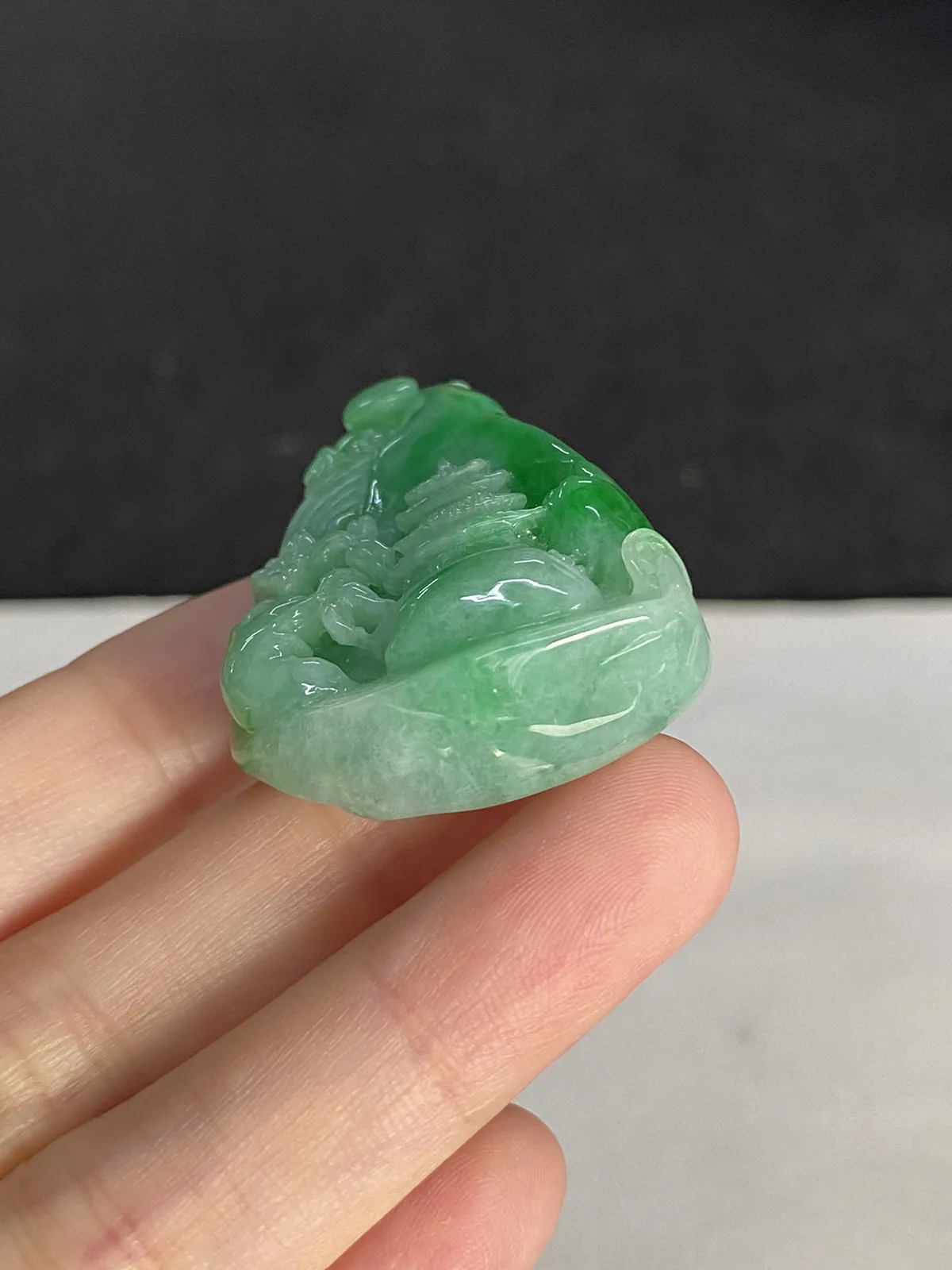 翡翠糯化种浅绿色山水牌