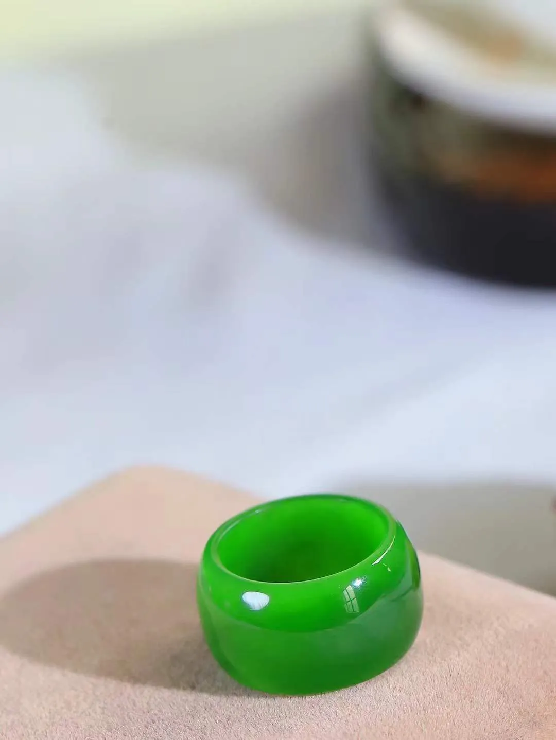【玉见倾心.戒指】

精品和田玉碧玉戒指 玉质细腻温润，油性十足。几经花落去，无可奈流年。如果我是