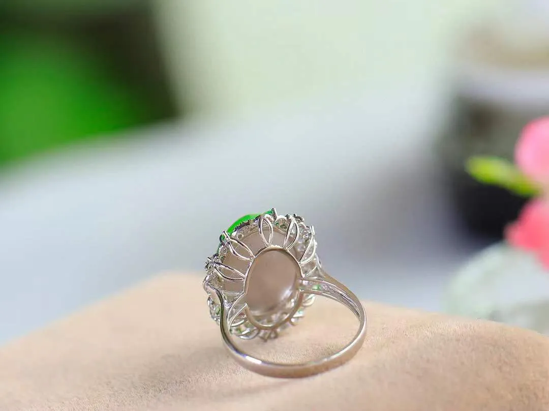 【金镶玉.戒指】

精品和田玉碧玉18k金戒指 玉质细腻温润 油性十足 ，不论时光如何流转变化，这枚戒指始终闪耀着最初的光芒。精工镶嵌18K金 （保真金 可检测贵金属18K金） 重5.1克 尺寸16.9-15.8-11.8mm 23103736A