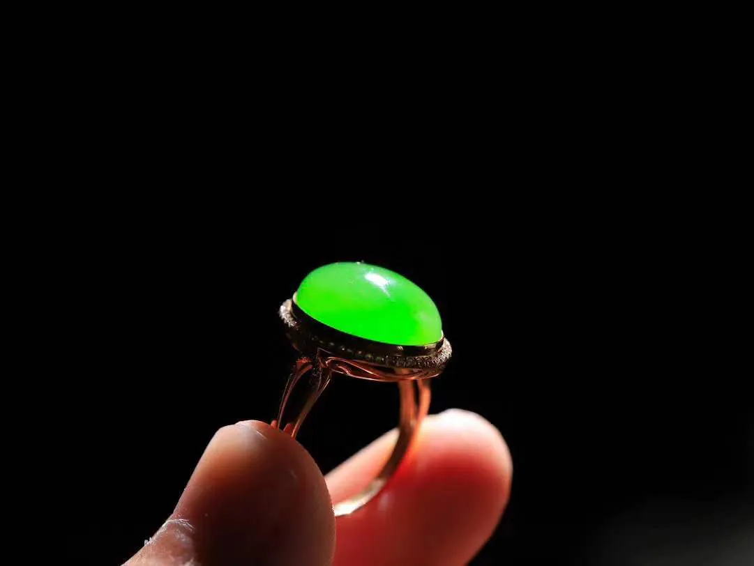 1【金镶玉.戒指】

精品和田玉碧玉18k金戒指 玉质细腻温润 油性十足 ，不论时光如何流转变化，这枚戒指始终闪耀着最初的光芒。精工镶嵌18K金 （保真金 可检测贵金属18K金） 重4.8克 尺寸17-16.7-12.8mm 23103736A