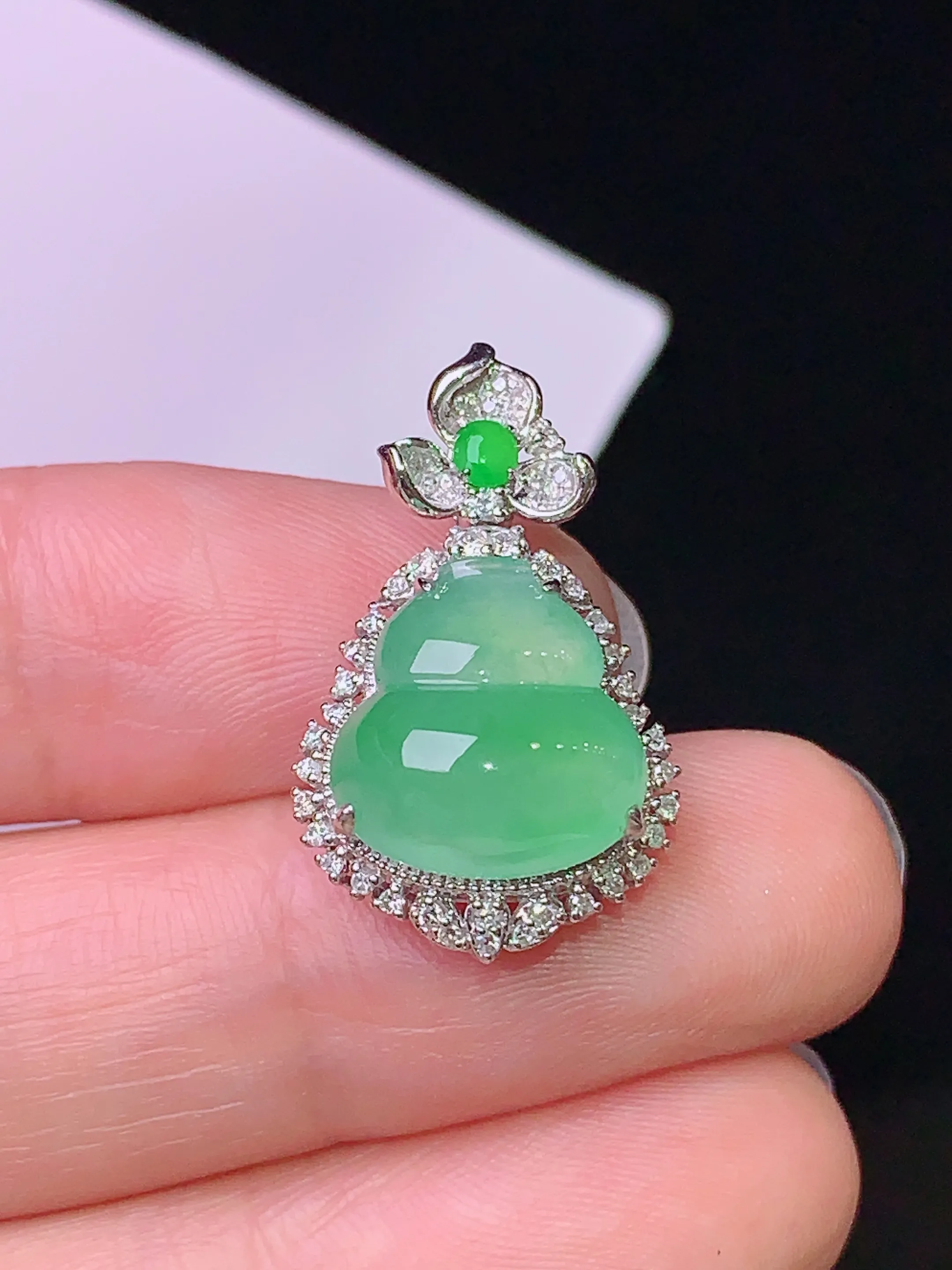 18k金钻镶嵌翠绿葫芦吊坠 玉质细腻 色泽清新艳丽 整体尺寸24*14.5*9.8