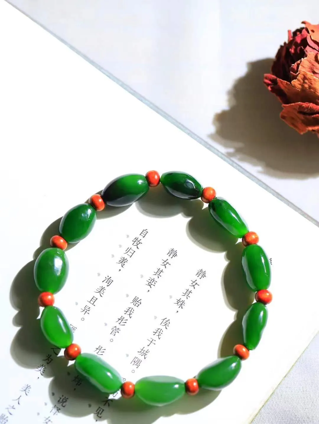 【原石手串】

精品和田玉碧玉手串 玉质温润细腻 油性十足 颗颗原石 呈现出浑然天成的美感。
总重30.7克 尺寸取一16.2-11.2-8.2mm   FDA-361021573