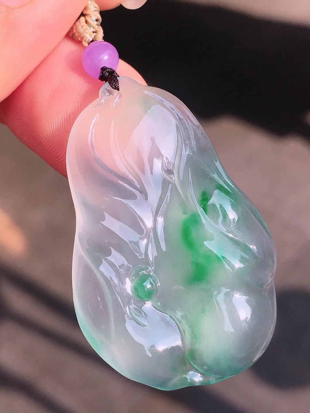 冰飘绿白菜吊坠，色泽艳丽，玉质细腻，荧光感超
强，饱满圆润，尽显优雅气质，