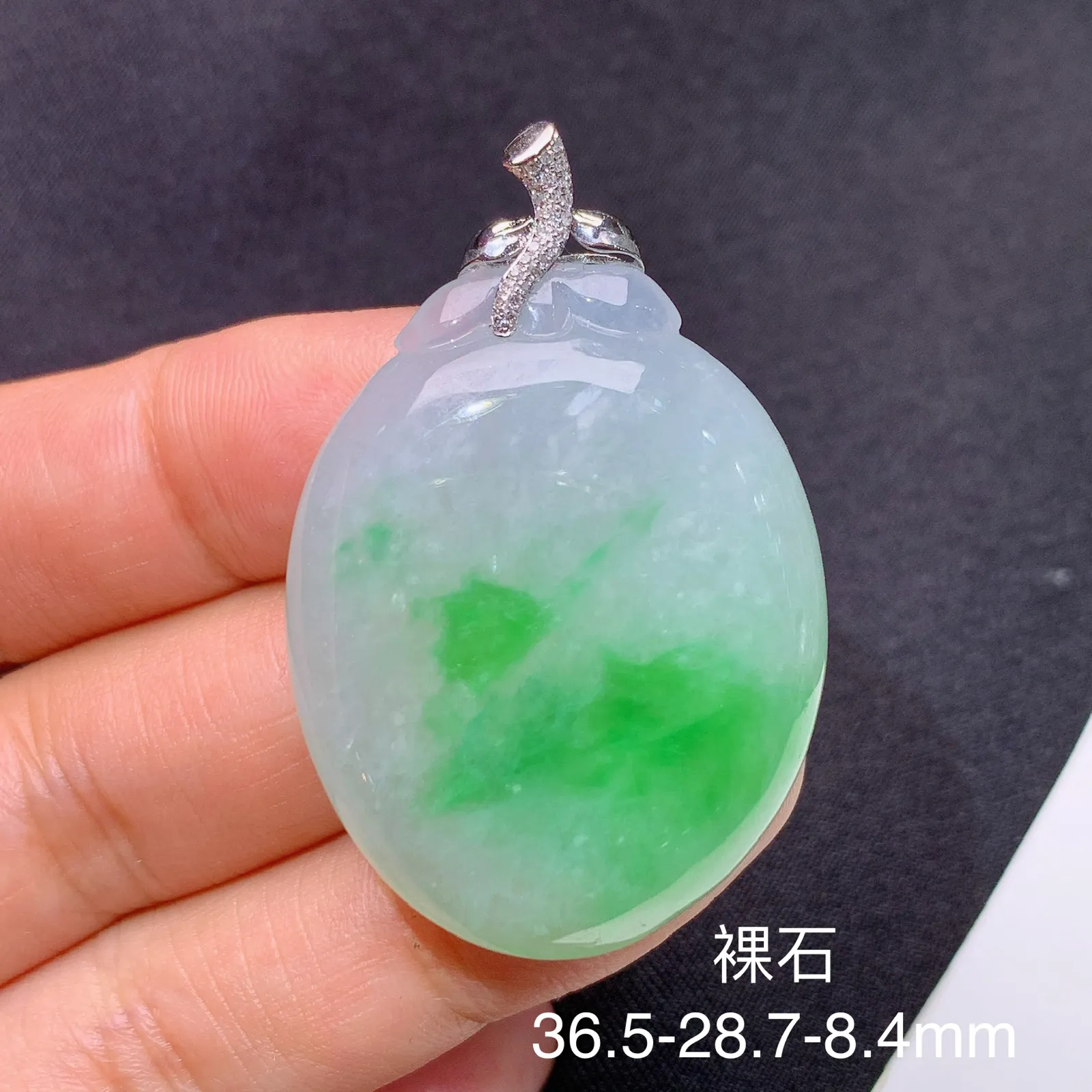 飘绿寿桃吊坠，18k金镶嵌，冰润饱满，玉质细腻，种水足 裸石36.5*28.7*8.4
