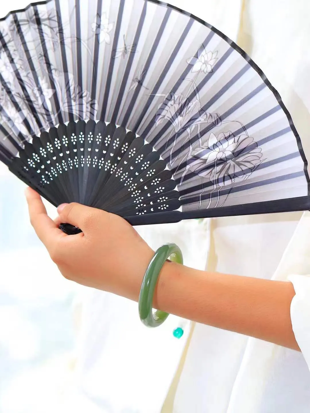 【花样年华·手镯】

精品️和田玉湖水绿手镯，质地油润细腻，色泽高贵典雅，镯型古朴典雅。在诗情画意
