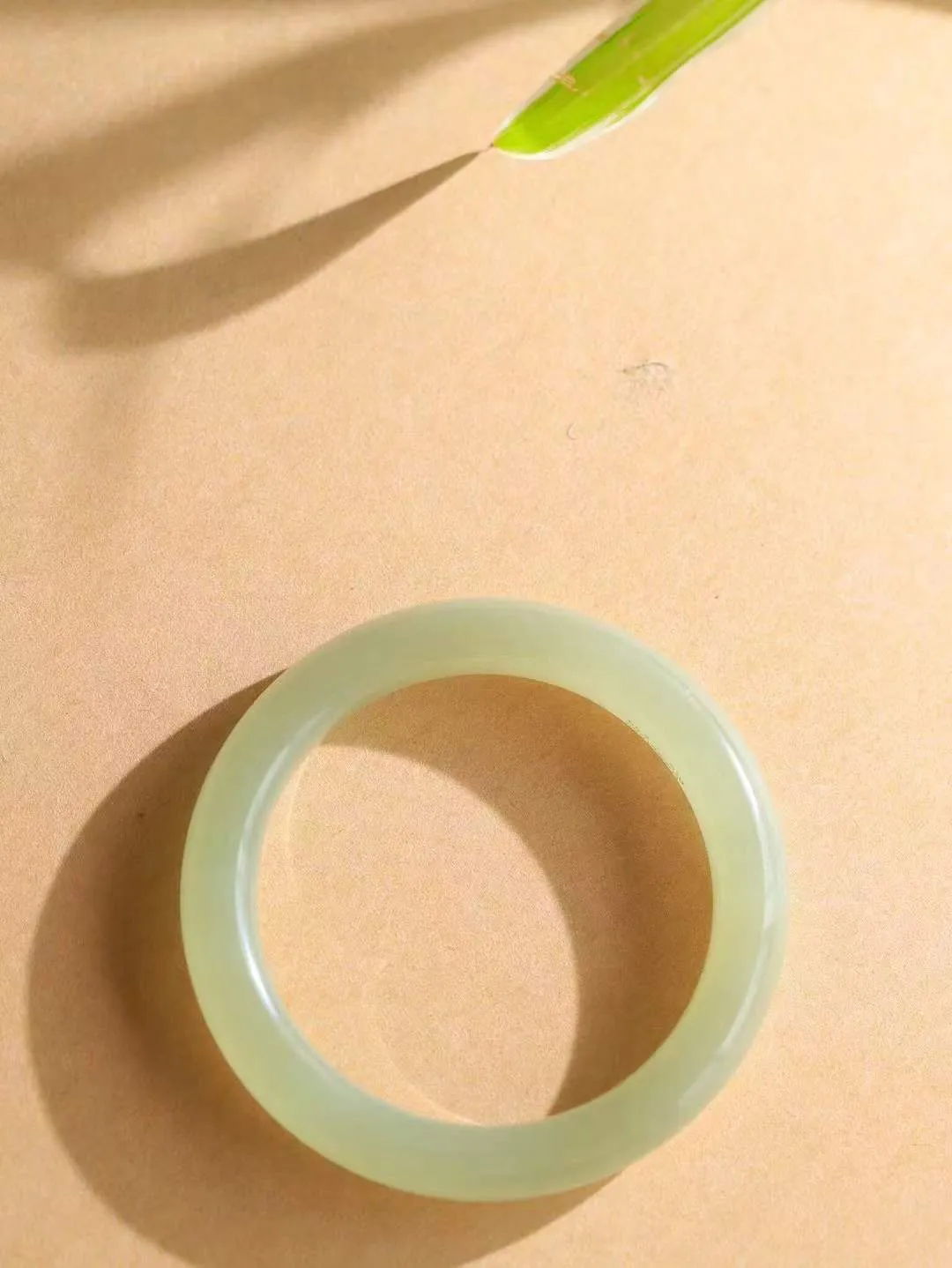 【晴水相伴.镯】

精品️和田玉晴水猫眼手镯，以其淡雅的晴水色调，成为腕间的一抹亮色。玉质细腻，触感温润，佩戴它，感受玉石的温度与自然的灵性，让每一天都充满诗意与美好。重51.1克  尺寸54-11.8-9mm   75106754A