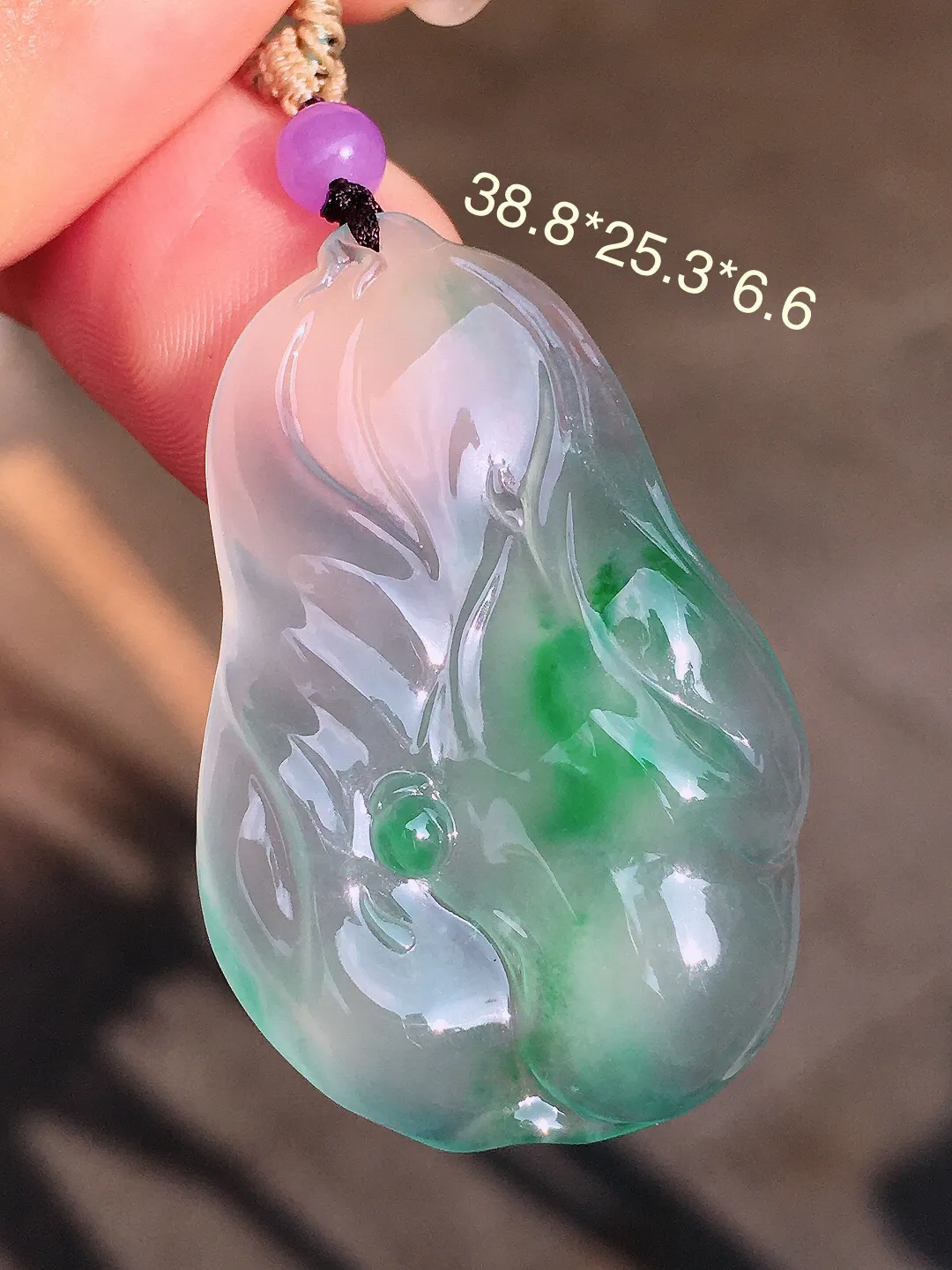冰飘绿白菜吊坠，色泽艳丽，玉质细腻，荧光感超
强，饱满圆润，尽显优雅气质，