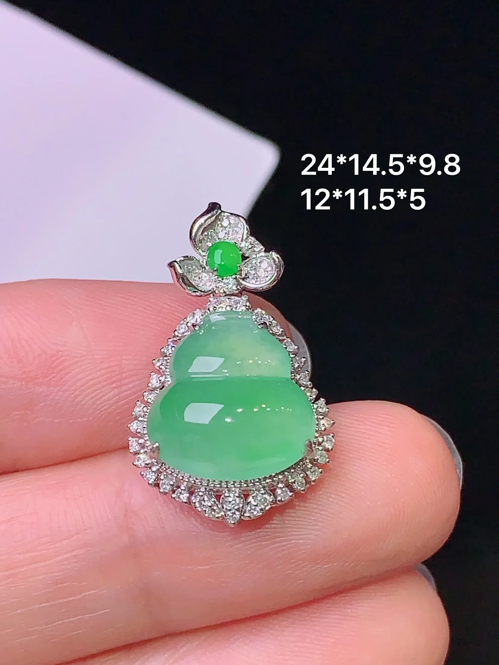 18k金钻镶嵌翠绿葫芦吊坠 玉质细腻 色泽清新艳丽 整体尺寸24*14.5*9.8