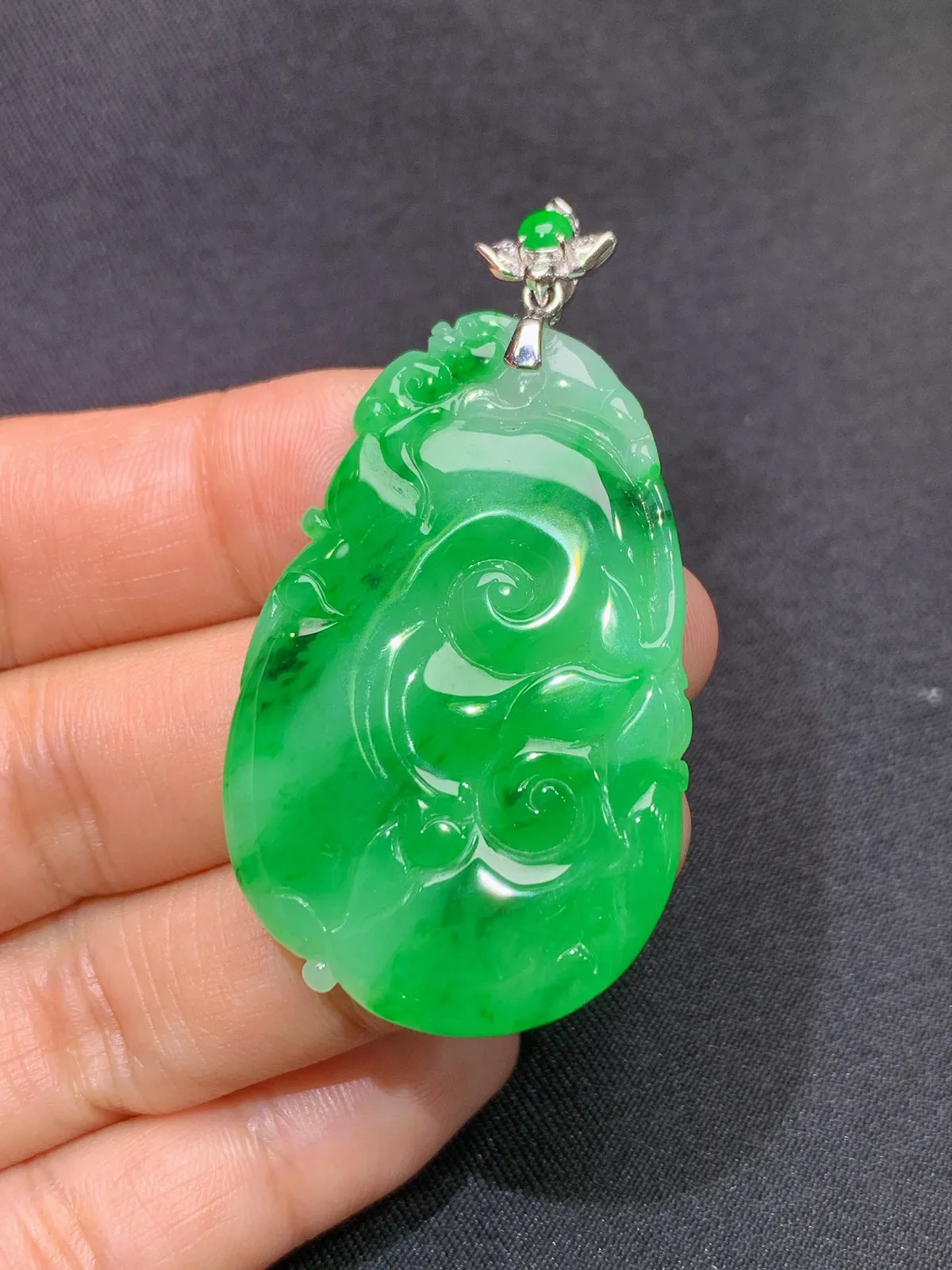 阳绿荷叶吊坠，18k金镶嵌，冰润色阳，玉质细腻，种水足， 裸石尺寸42.8*27.7*3.1