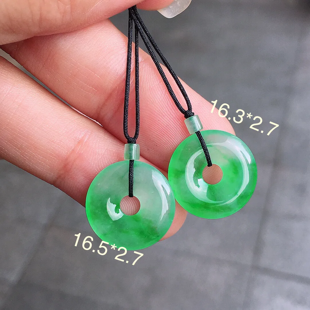 阳绿平安扣耳坠，色泽艳丽，玉质细腻，荧光感超
强，饱满圆润，尽显优雅气质，