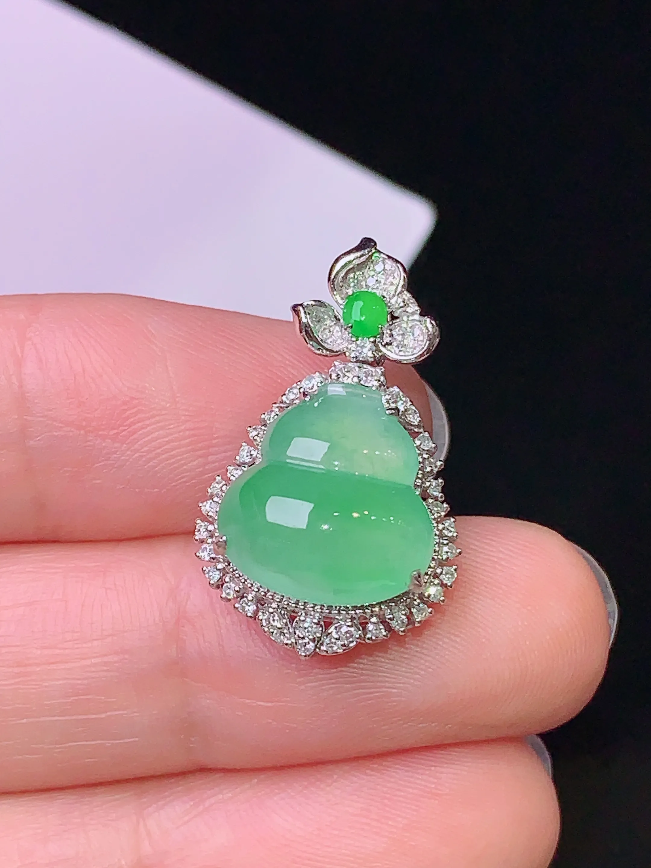 18k金钻镶嵌翠绿葫芦吊坠 玉质细腻 色泽清新艳丽 整体尺寸24*14.5*9.8