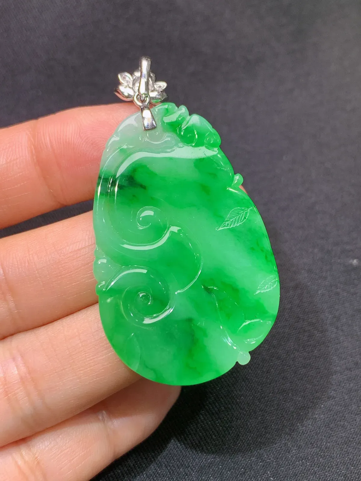 阳绿荷叶吊坠，18k金镶嵌，冰润色阳，玉质细腻，种水足， 裸石尺寸42.8*27.7*3.1