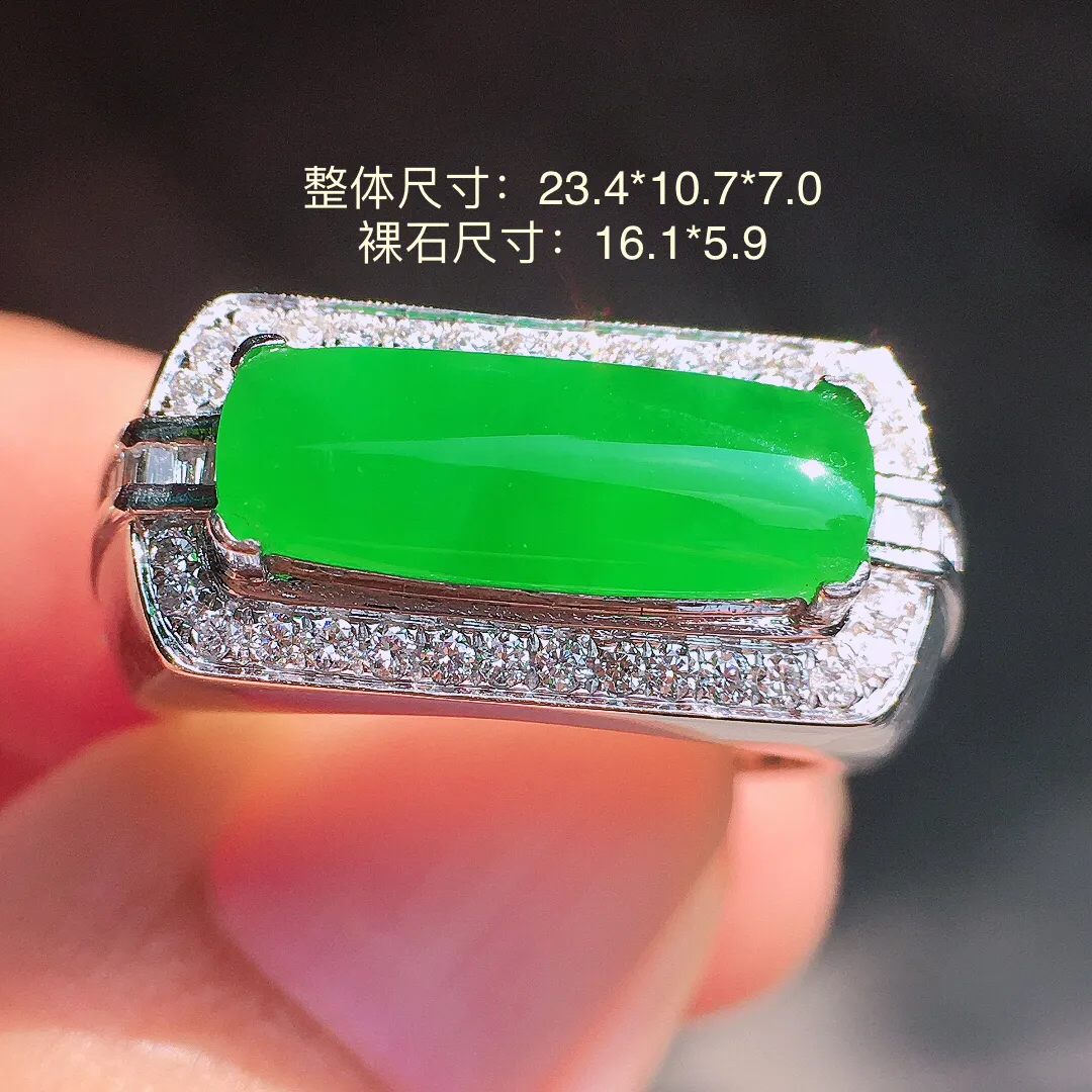 阳绿马鞍戒指，色泽均匀艳丽，玉质细腻，荧光感超
强，饱满圆润，尽显优雅气质，18k
金豪华镶嵌