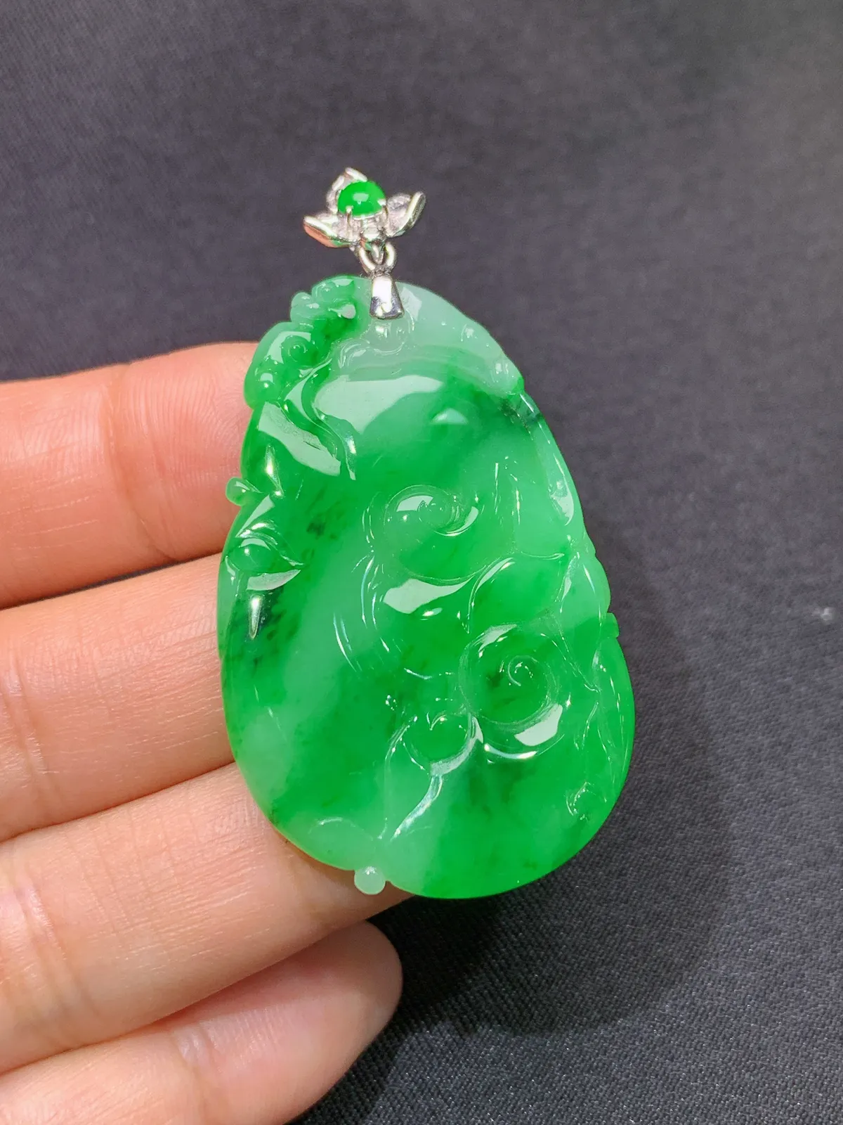 阳绿荷叶吊坠，18k金镶嵌，冰润色阳，玉质细腻，种水足， 裸石尺寸42.8*27.7*3.1