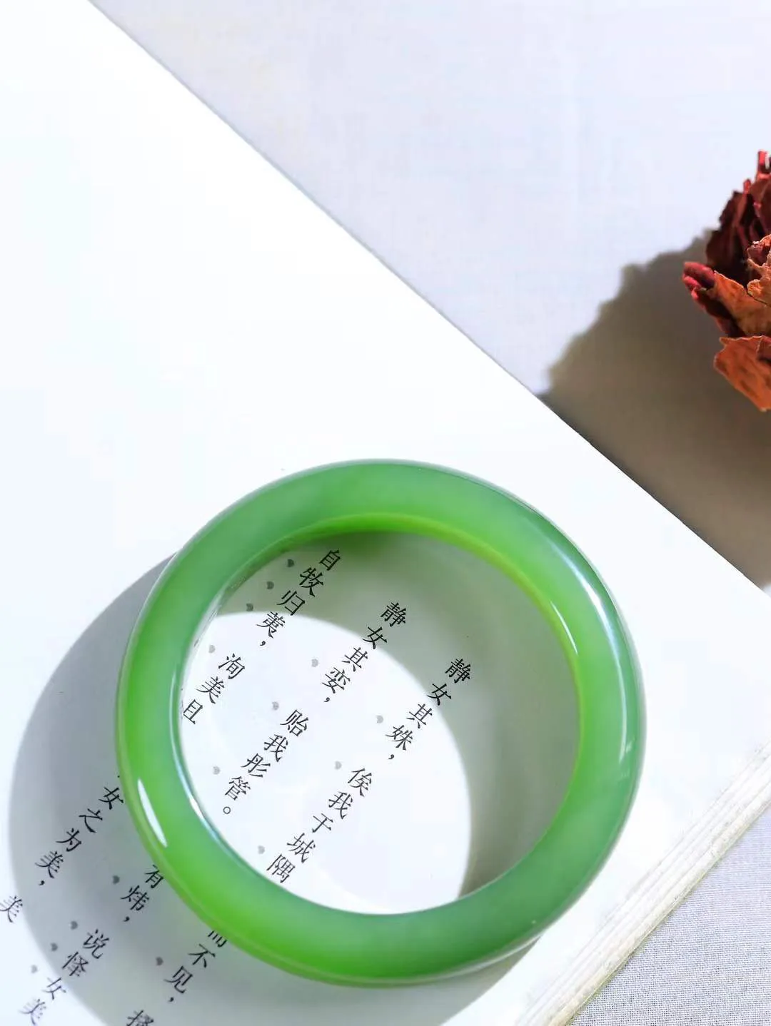 【碧色荡漾·手镯】

收藏传家级臻品和田玉碧玉手镯，玉质细腻温润，手感舒适，️线条流畅，简约大气，美自天成，佩戴于腕间，婉约之美，举手投足间透出那份低调奢华，醉人心扉。重63.5克  内径圈口55mm  尺寸12.5-9.6mm  FDA-661081533