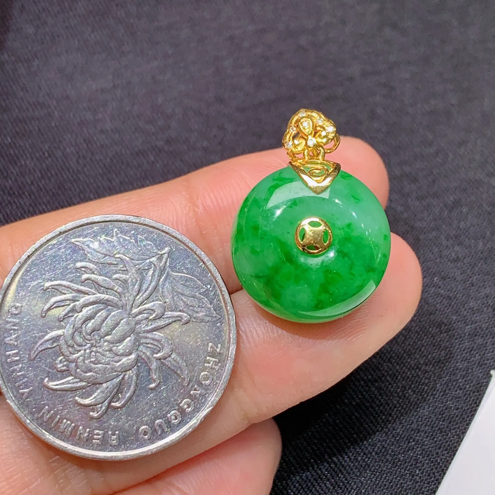 阳绿平安扣吊坠，18k金镶嵌，冰润色阳，玉质细腻，种水足 尺寸22*16.1*9.7