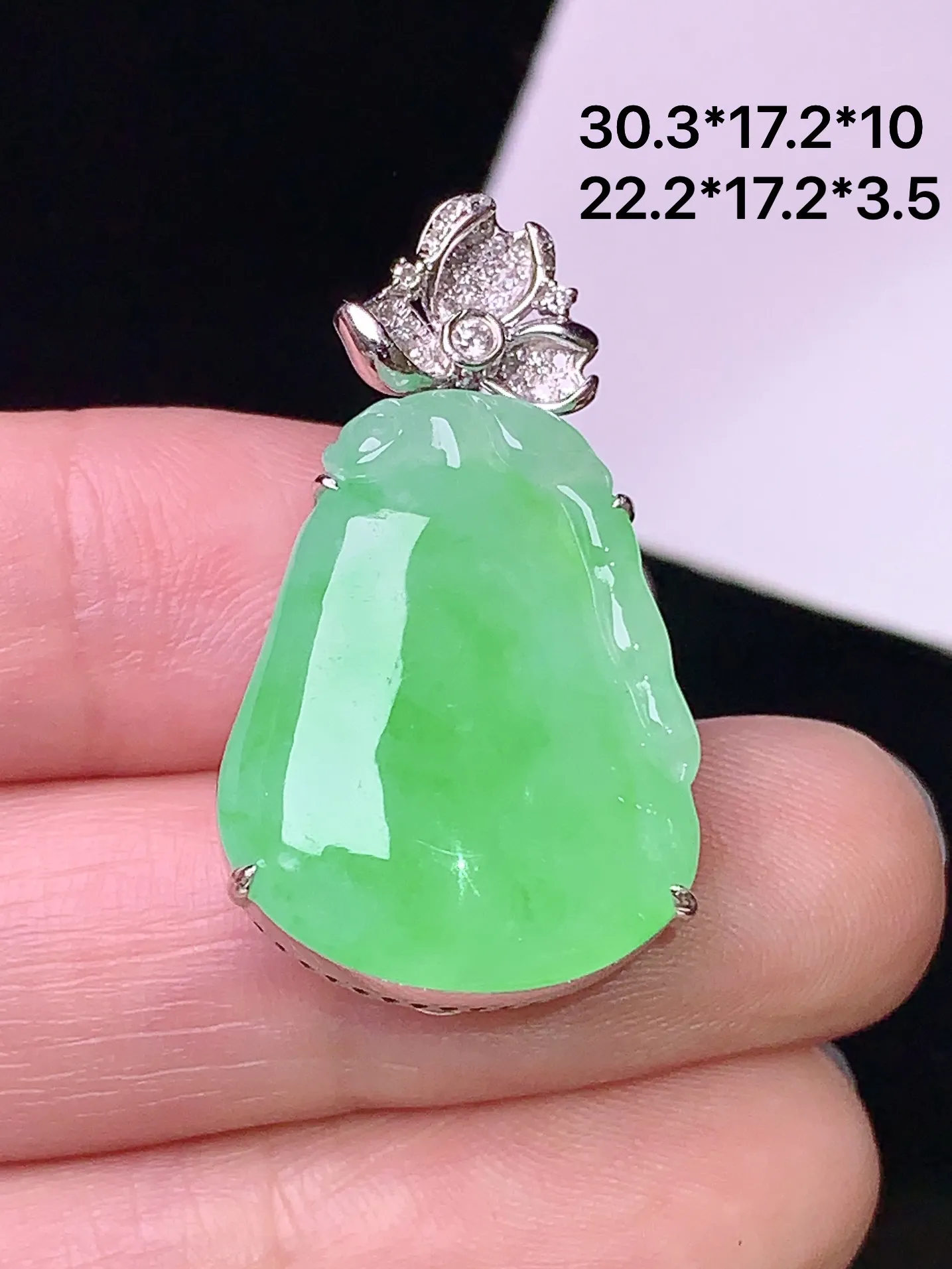 18k金钻镶嵌翠绿福瓜吊坠 玉质细腻 色泽清新艳丽 整体尺寸30.3*17.2*10