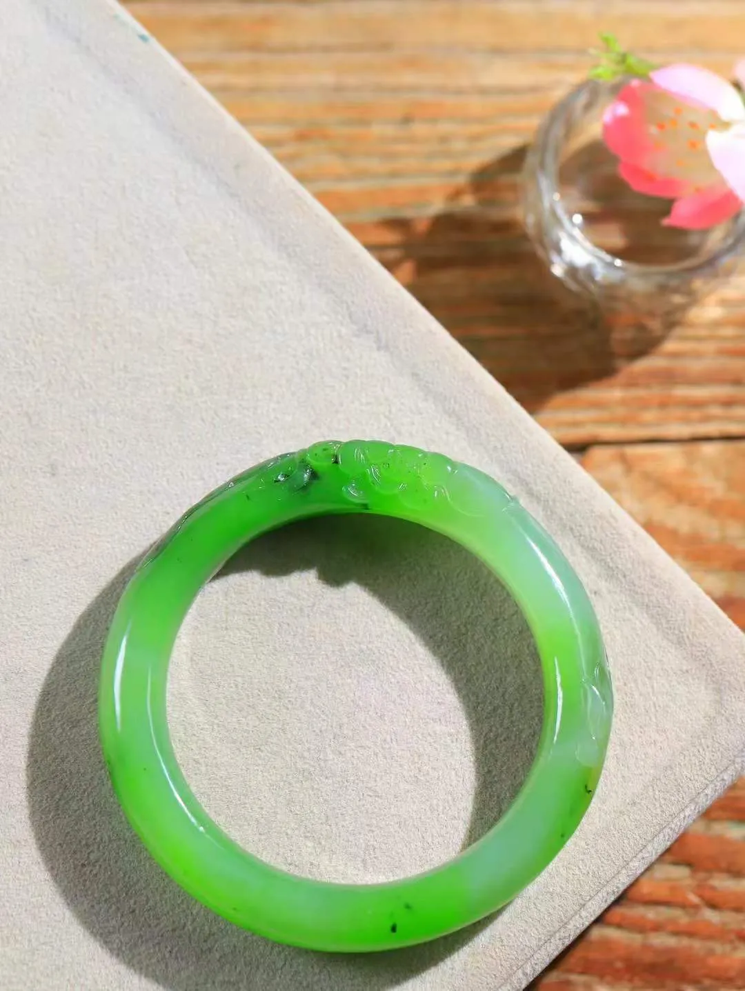 【连年有余.手镯】

精品和田玉碧玉手镯 玉质温润细腻 油性十足 镯面雕鱼儿、莲花，鱼鳞精致美观，祥和清灵之气，飘逸灵动之态。佩于腕间清爽迷人，寓意吉祥美好，连年有余，生活富足! 重56.6克 内径54mm尺寸11.8-9.8mm fDL-761021556