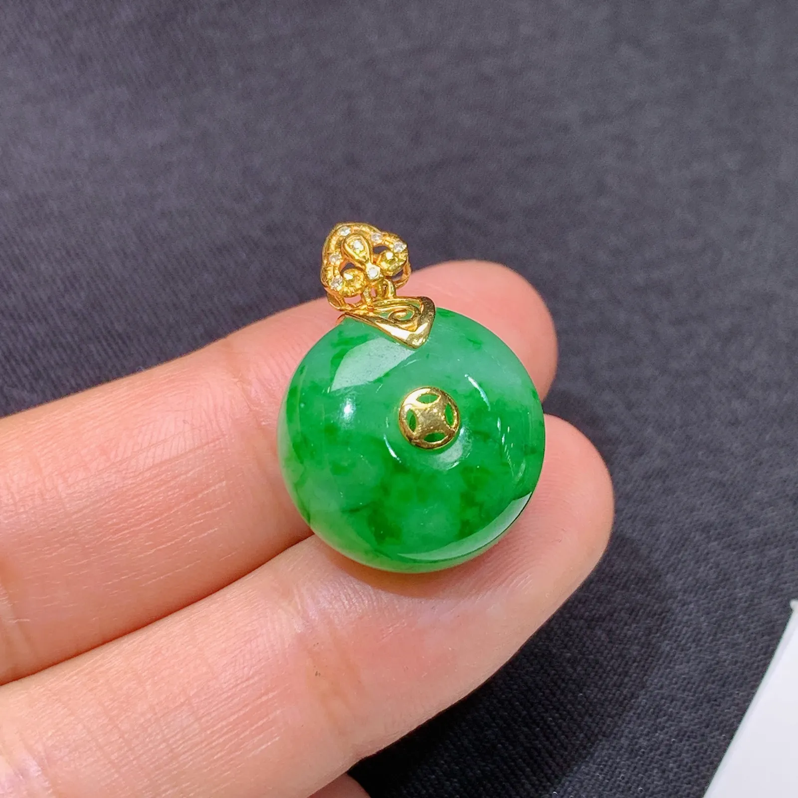阳绿平安扣吊坠，18k金镶嵌，冰润色阳，玉质细腻，种水足 尺寸22*16.1*9.7