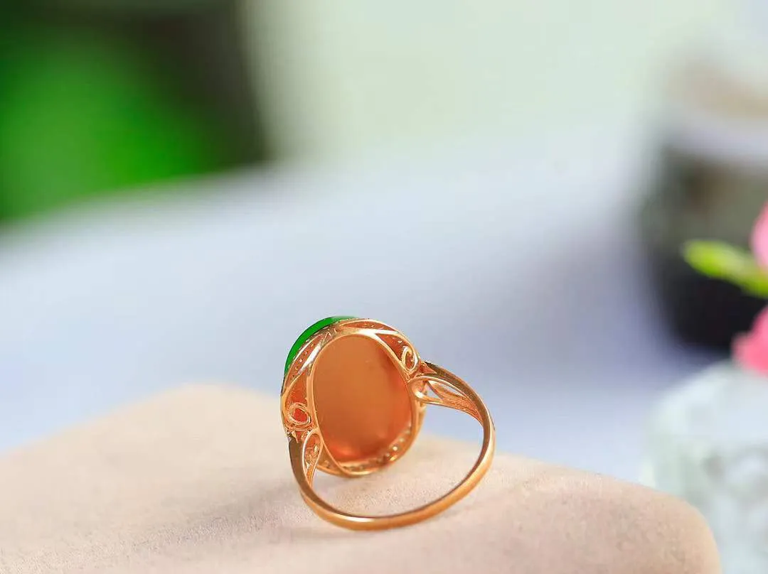 1【金镶玉.戒指】

精品和田玉碧玉18k金戒指 玉质细腻温润 油性十足 ，不论时光如何流转变化，这枚戒指始终闪耀着最初的光芒。精工镶嵌18K金 （保真金 可检测贵金属18K金） 重4.8克 尺寸17-16.7-12.8mm 23103736A