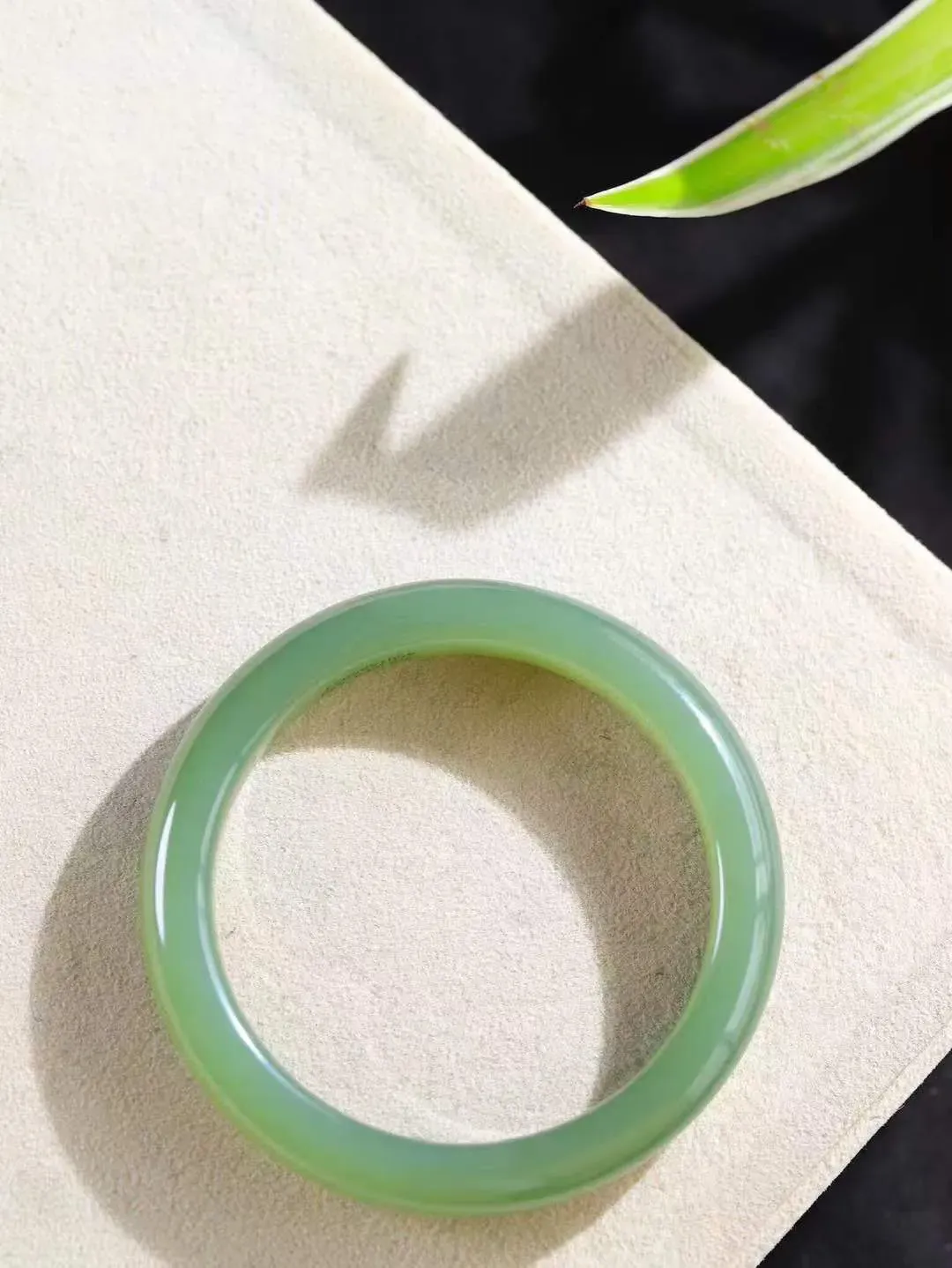 【花样年华·手镯】

精品️和田玉湖水绿手镯，质地油润细腻，色泽高贵典雅，镯型古朴典雅。在诗情画意的雨巷相遇，你是我腕间的一抹风情，有你眸有深情，清风荡漾湖间静水，我愿俯身低眉，在烟波涟漪处，寻你深情倩影。内径53.5mm尺寸10.8-7.9mm 重42克fDA-78105741