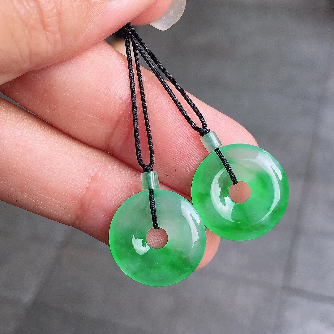 阳绿平安扣耳坠，色泽艳丽，玉质细腻，荧光感超
强，饱满圆润，尽显优雅气质，