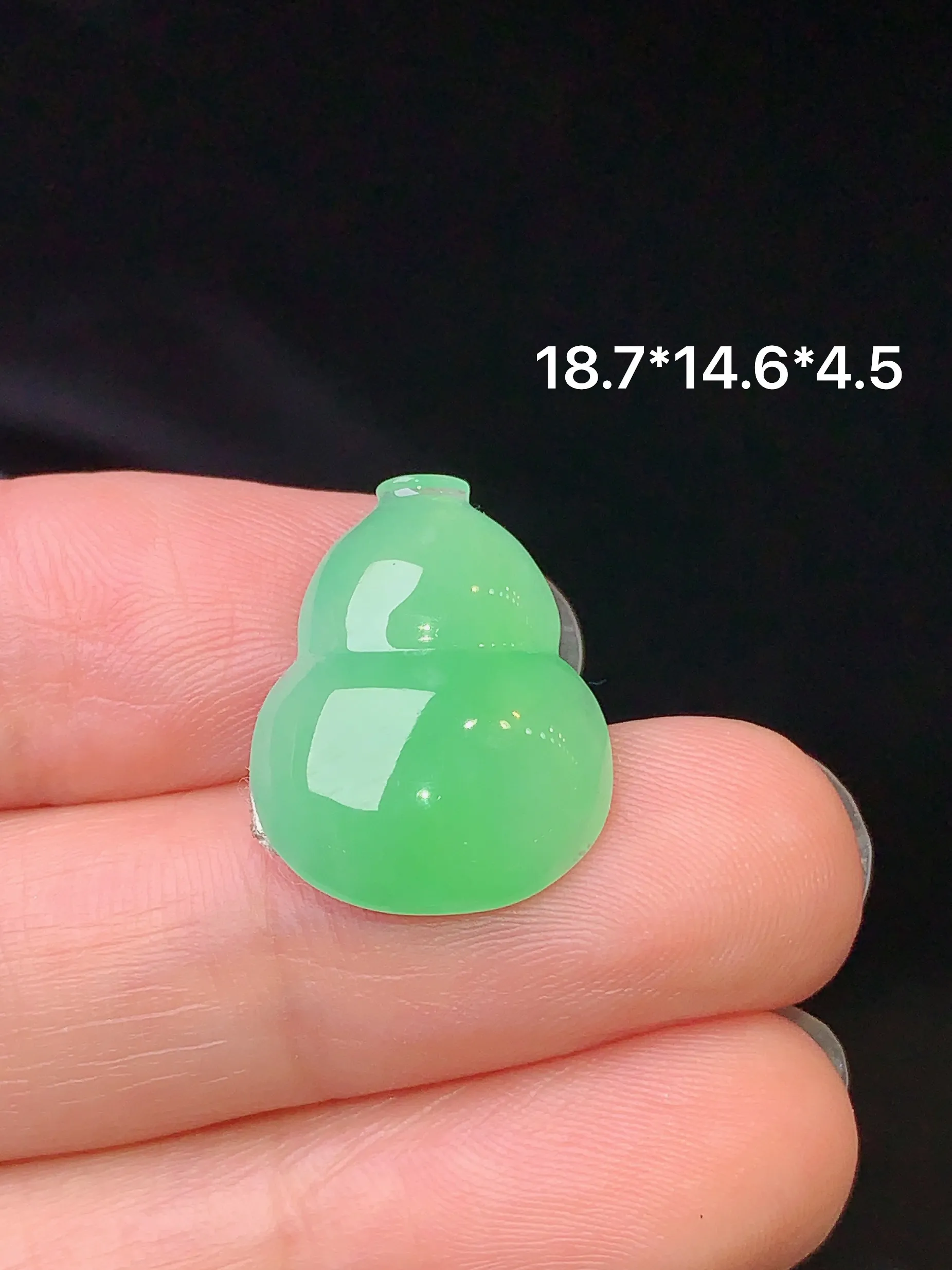 镶嵌款 翠绿葫芦吊坠 玉质细腻 色泽清新艳丽 整体尺寸18.7*14.6*4.5