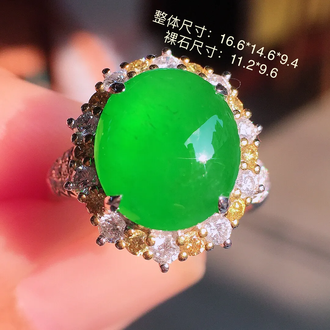 阳绿蛋面戒指，色泽均匀艳丽，玉质细腻，荧光感超
强，饱满圆润，尽显优雅气质，18k
金豪华镶嵌