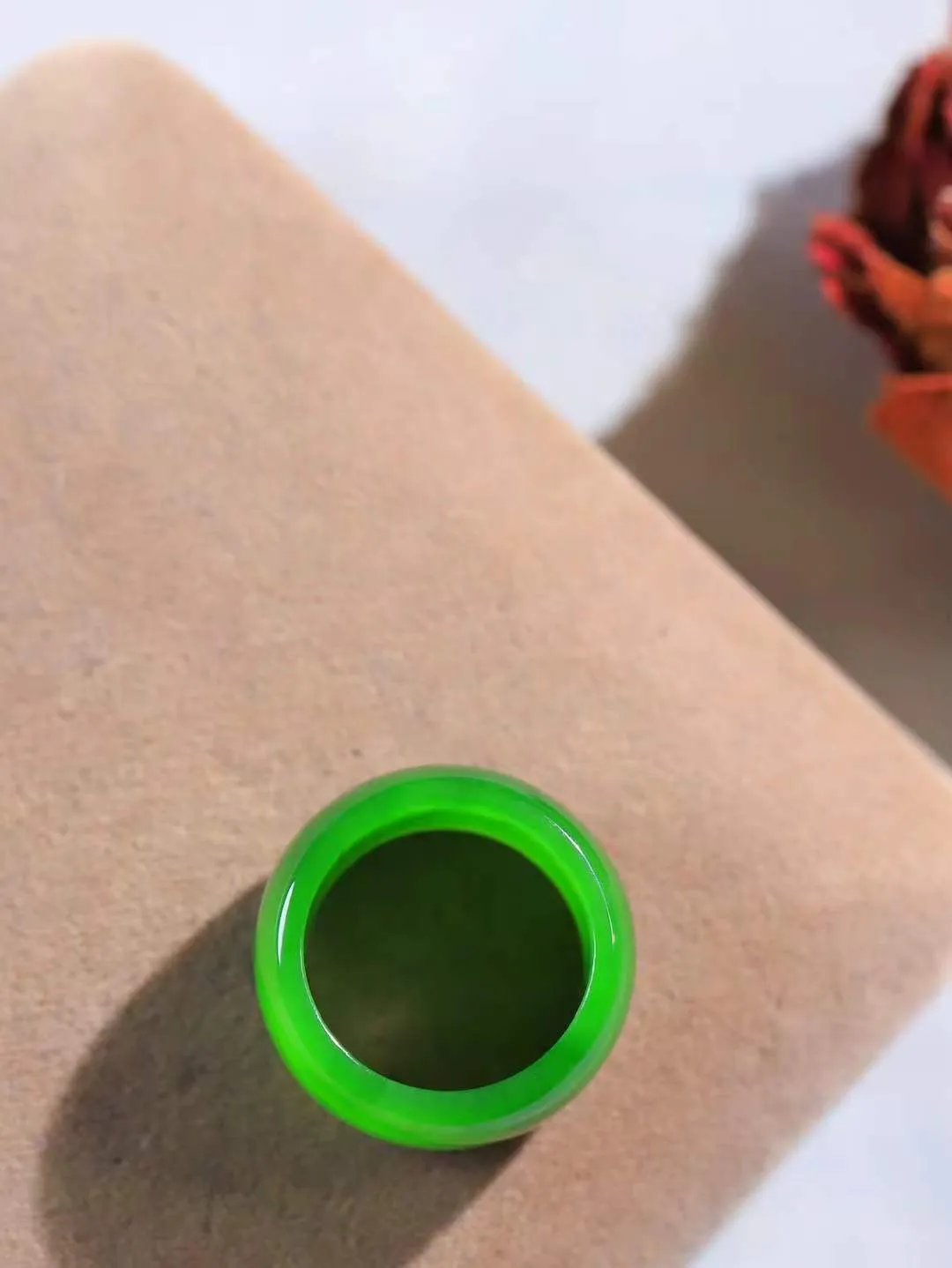 【玉见倾心.戒指】

精品和田玉碧玉戒指 玉质细腻温润，油性十足。几经花落去，无可奈流年。如果我是一株小菊花，那一定会开在你必经的路旁，努力绽放最美的花蕾，只为等待你惊鸿一瞥的温柔。重8.6克 尺寸18.7-14.3-3.6mm  781081580A