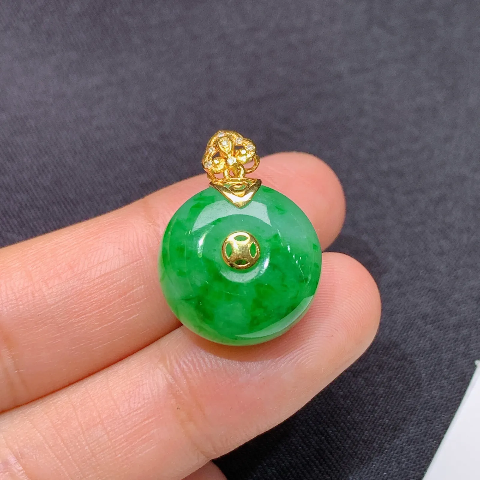 阳绿平安扣吊坠，18k金镶嵌，冰润色阳，玉质细腻，种水足 尺寸22*16.1*9.7