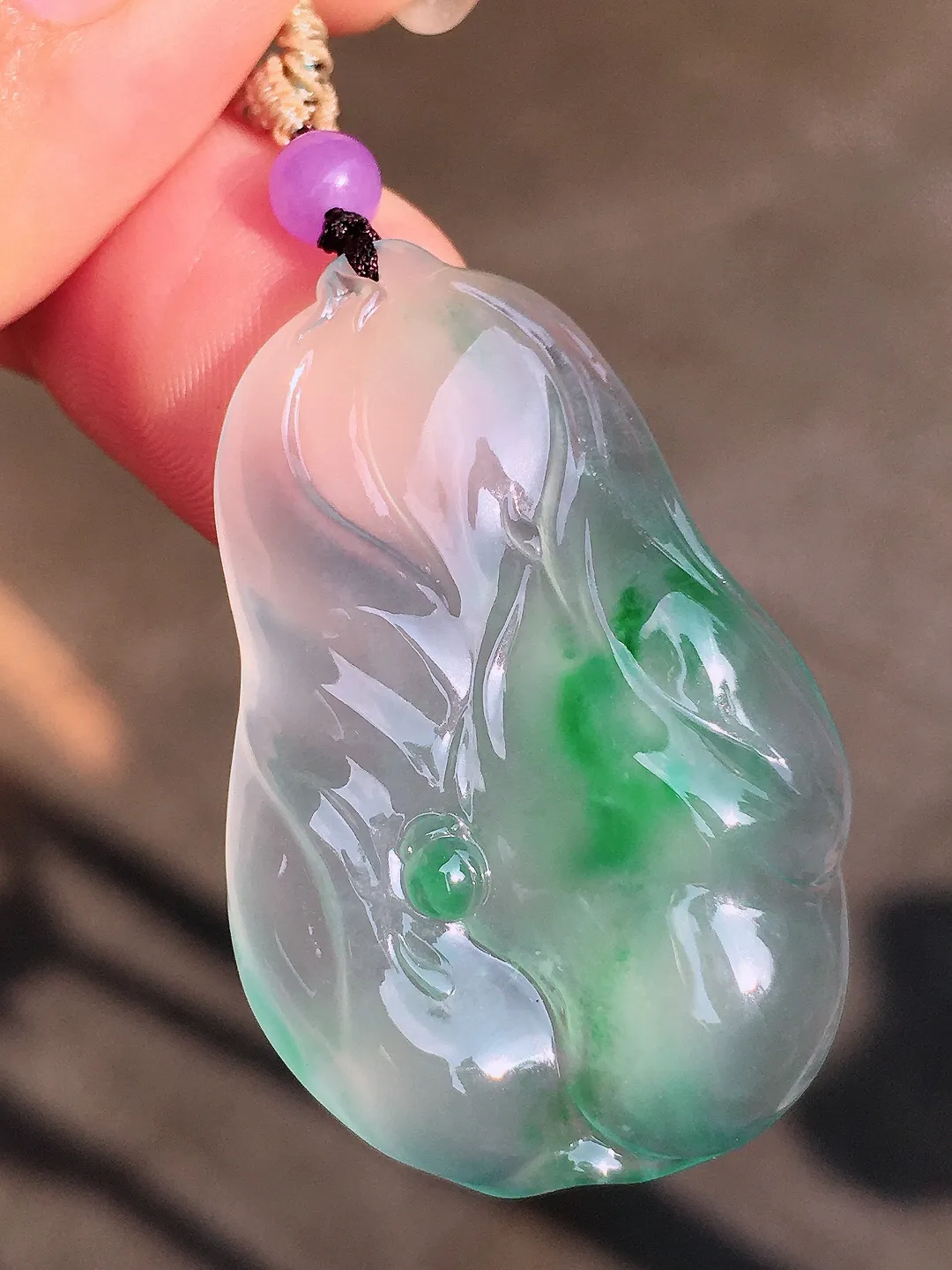 冰飘绿白菜吊坠，色泽艳丽，玉质细腻，荧光感超
强，饱满圆润，尽显优雅气质，