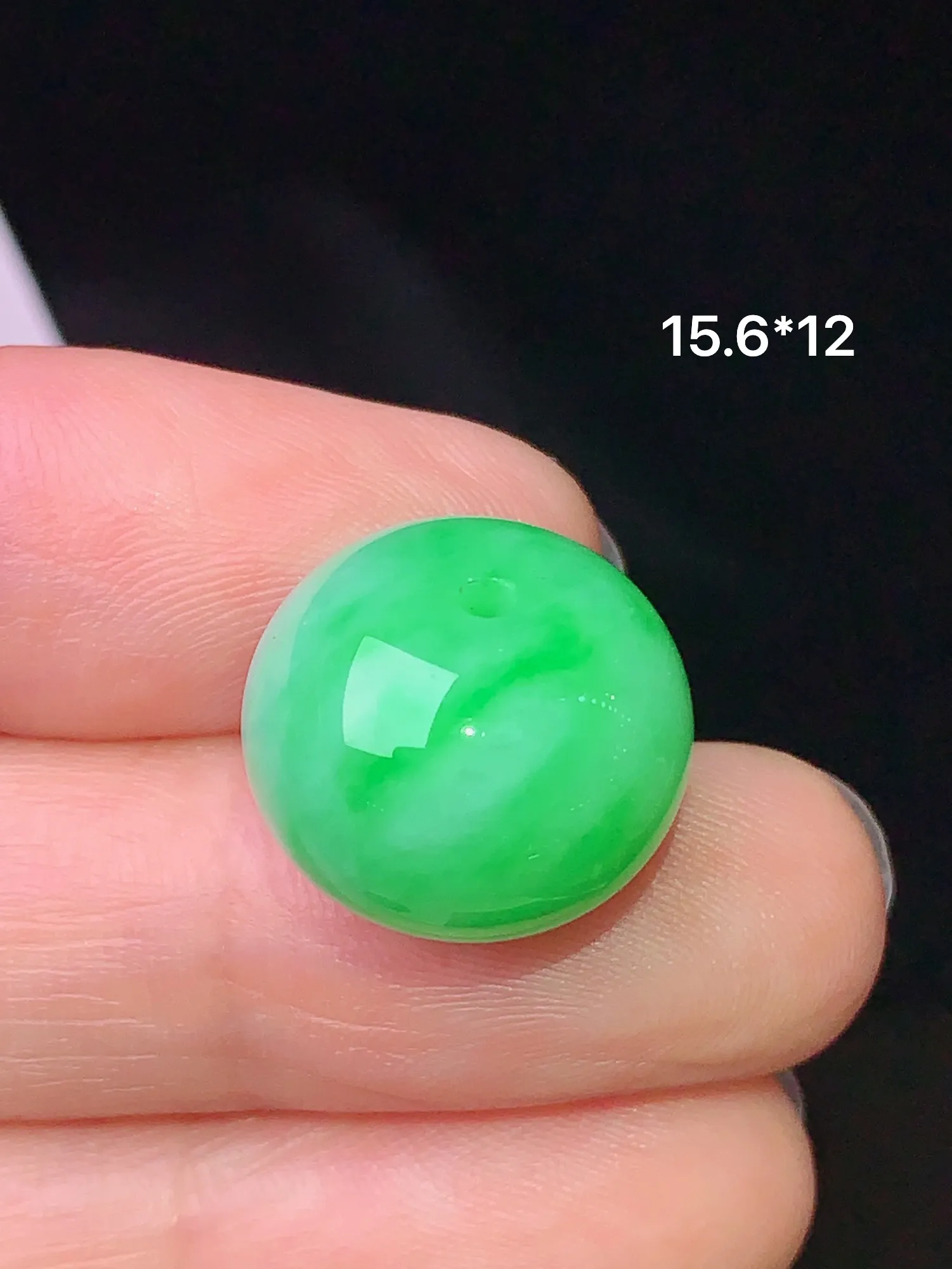 翠绿路路通吊坠 玉质细腻 色泽清新艳丽 整体尺寸15.6*12