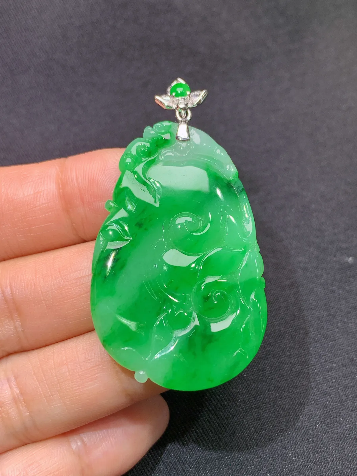 阳绿荷叶吊坠，18k金镶嵌，冰润色阳，玉质细腻，种水足， 裸石尺寸42.8*27.7*3.1