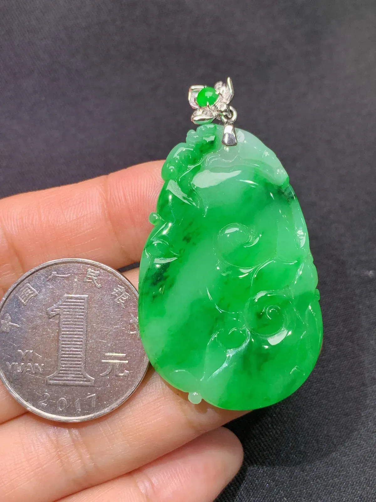 阳绿荷叶吊坠，18k金镶嵌，冰润色阳，玉质细腻，种水足， 裸石尺寸42.8*27.7*3.1