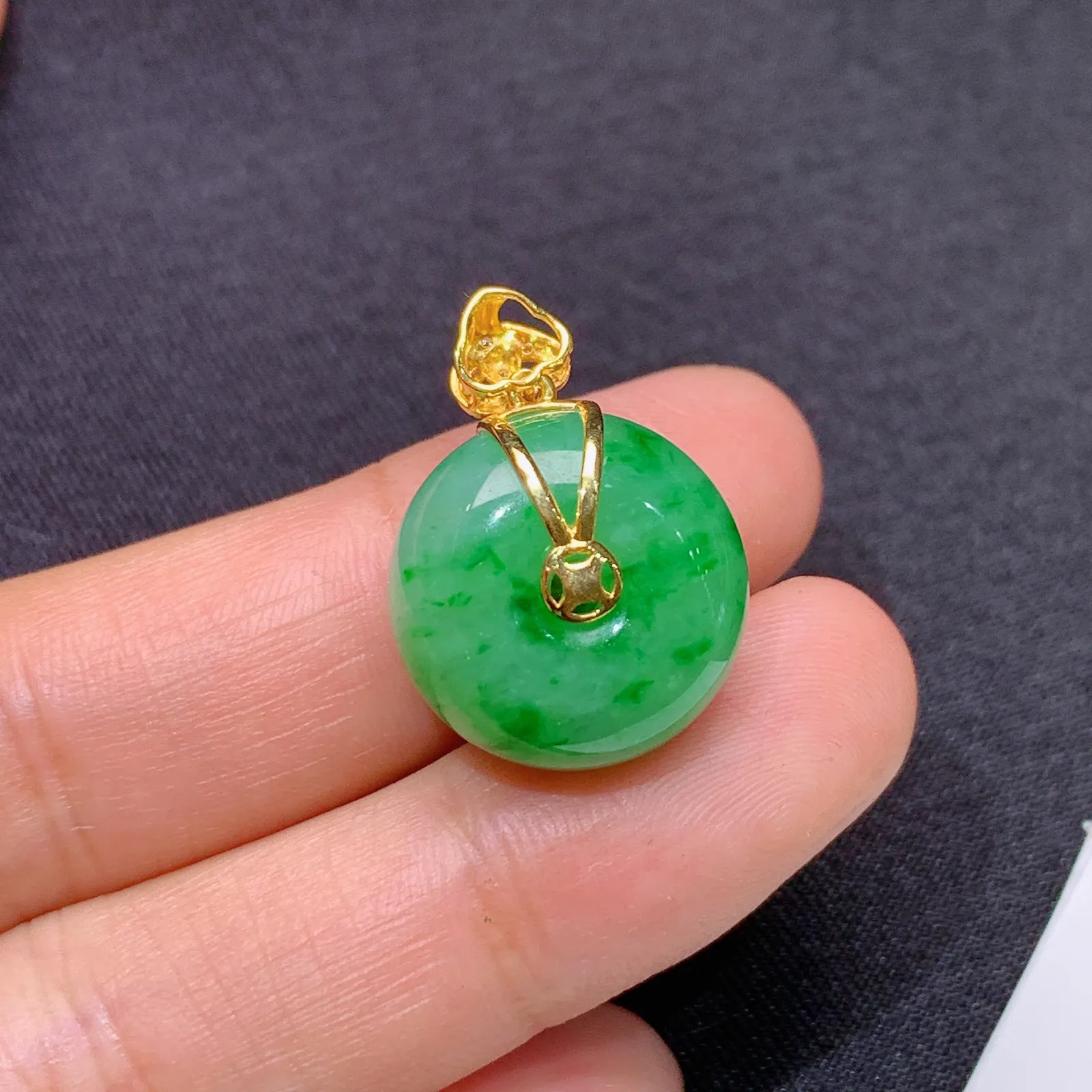 阳绿平安扣吊坠，18k金镶嵌，冰润色阳，玉质细腻，种水足 尺寸22*16.1*9.7