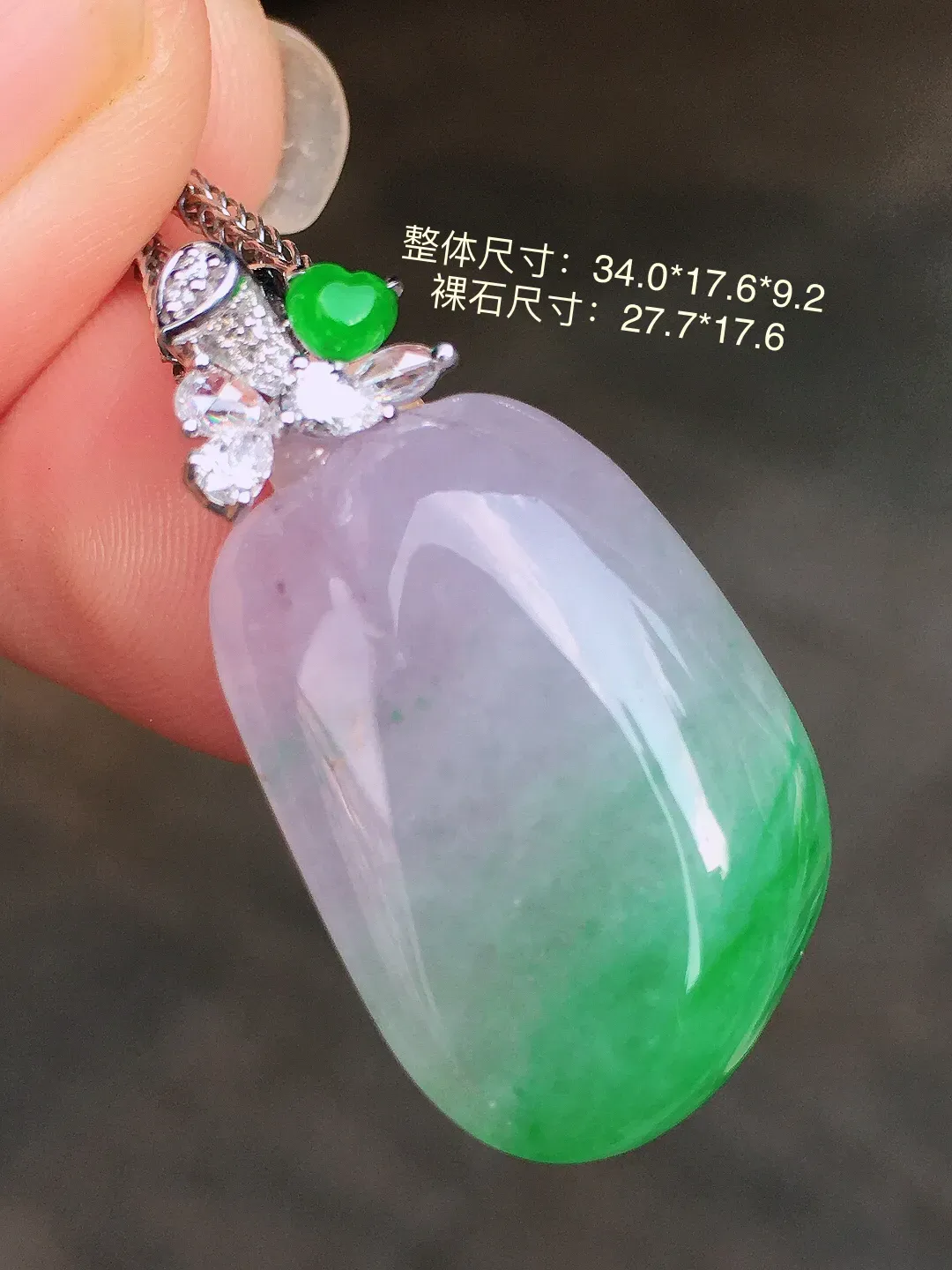 春彩福瓜吊坠，色泽艳丽，玉质细腻，荧光感超
强，饱满圆润，尽显优雅气质，18k
金豪华镶嵌