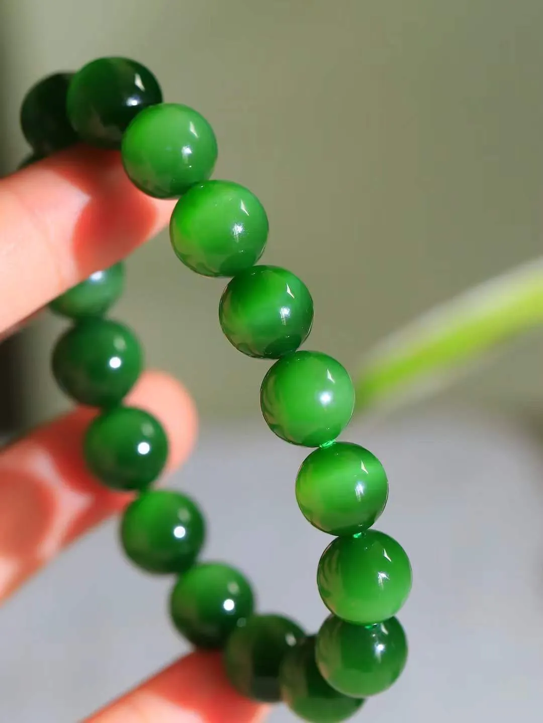 哦（猫眼手串）

收藏传家级臻品和田玉碧玉猫眼圆珠手串 质地温润灵动 猫眼儿般的光中，有波光潋滟，也有梦幻清韵。行走于市井的喧嚣，相顾不言，便得清欢。重45.3克 尺寸取一12mmFDA-111021533