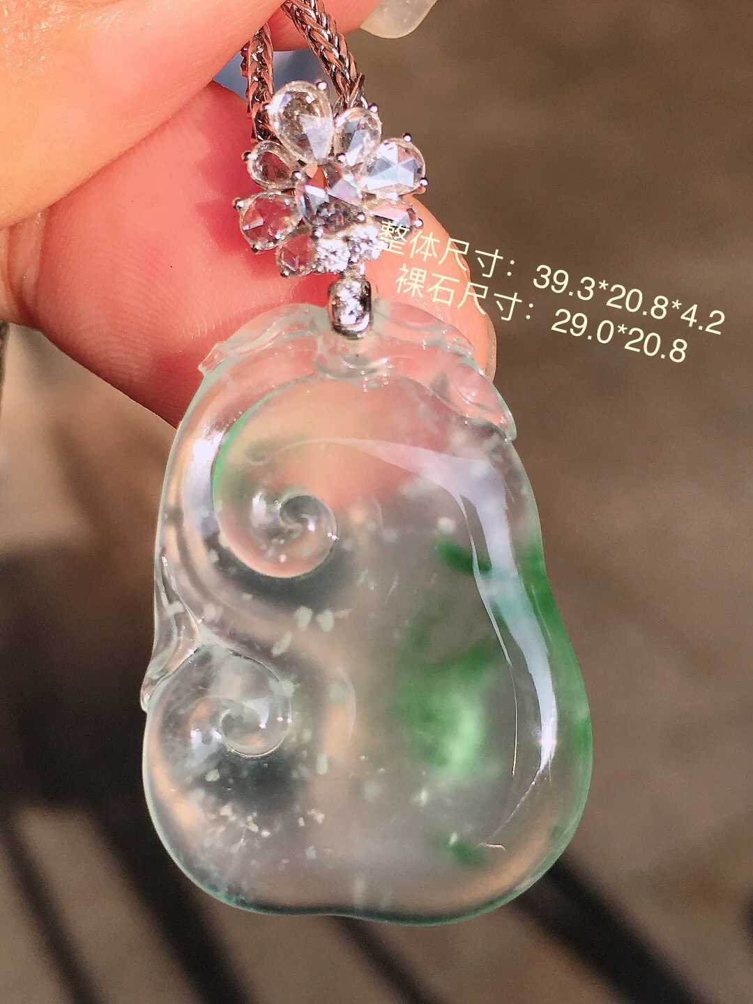 玻璃种飘绿如意吊坠，色泽艳丽，玉质细腻，荧光感超
强，饱满圆润，尽显优雅气质，18k
金豪华镶嵌