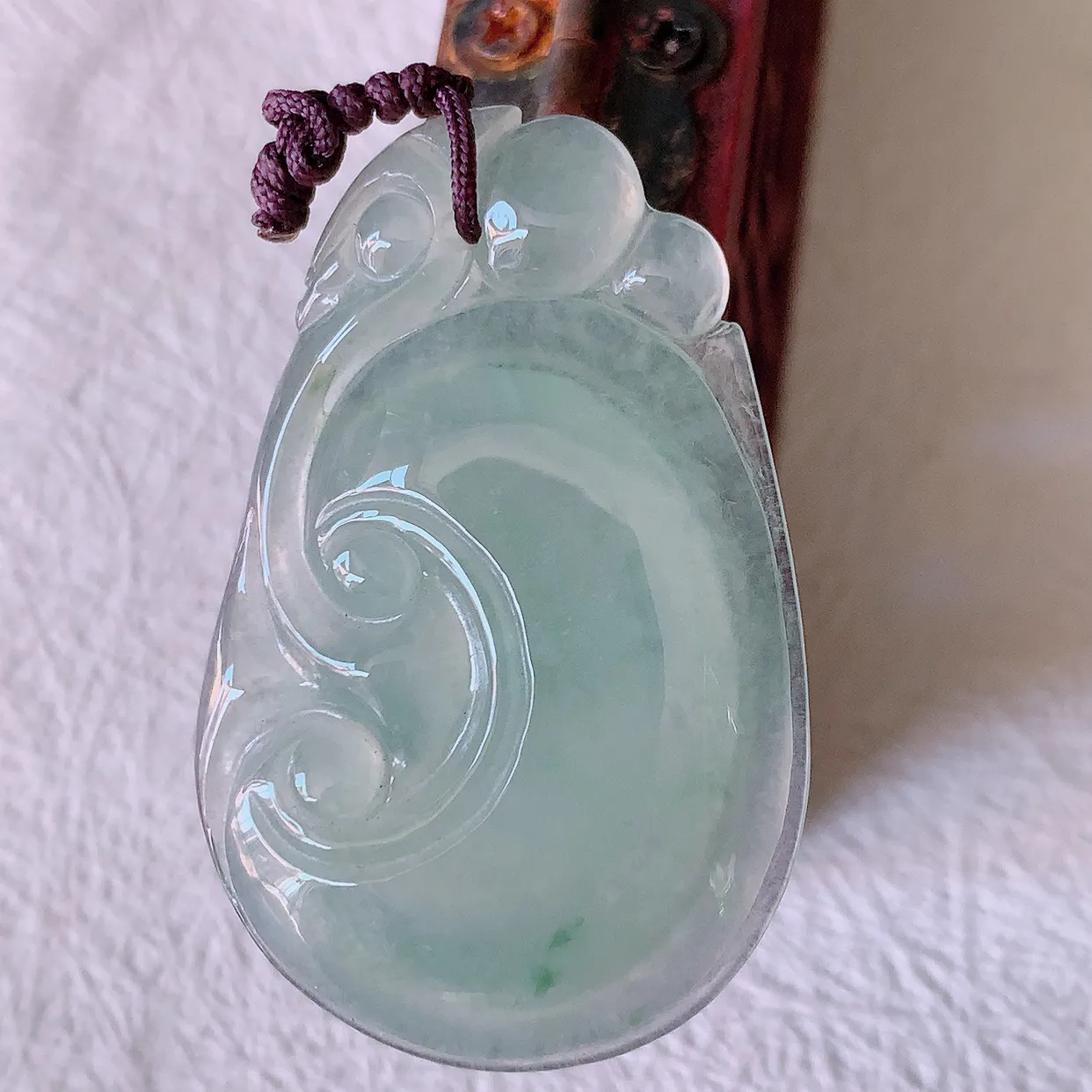 自然光实拍，冰种飘花翡翠如意吊坠，上身效果非常美，饱满大气，工艺美，万事如意，如意一生，#41.17