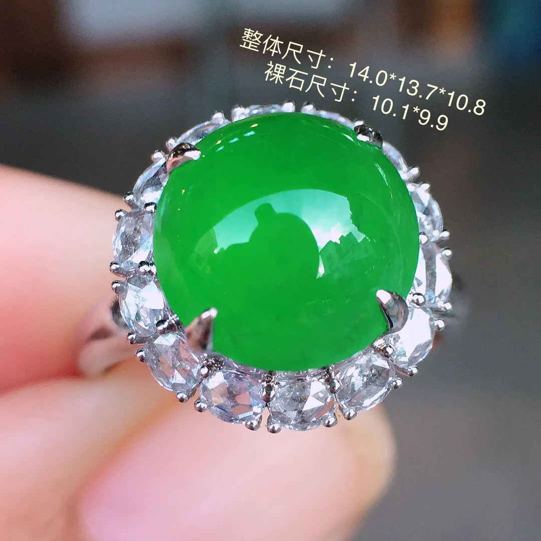 阳绿蛋面戒指，色泽均匀艳丽，玉质细腻，荧光感超
强，饱满圆润，尽显优雅气质，18k
金豪华镶嵌