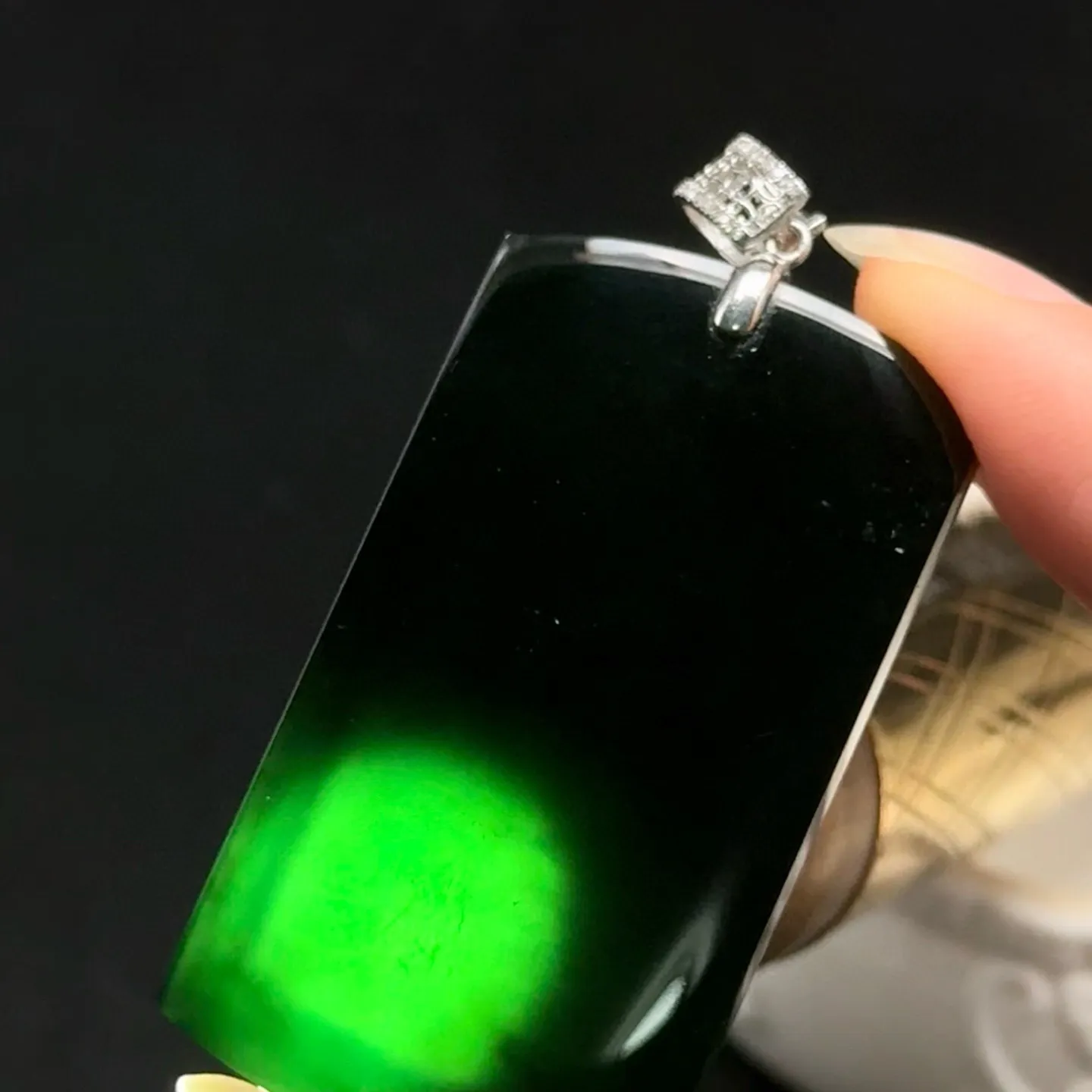 精品墨翠无事牌 种好色正 黑度极好 打灯通透 尺寸49.6