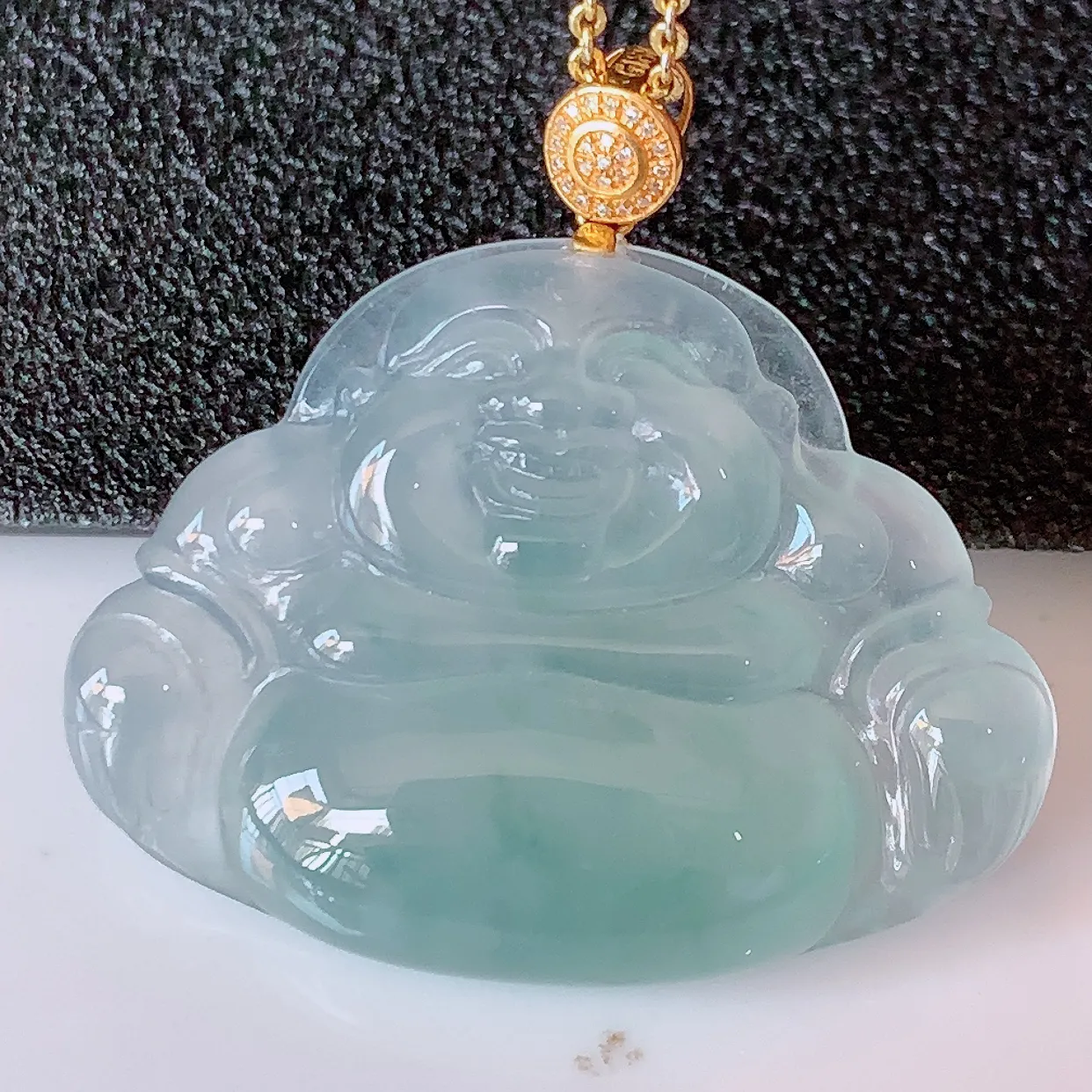 自然光实拍，18K金镶嵌冰种飘花翡翠佛公吊坠，冰透饱满， 佛公亦保平安，寓意有福（佛公）相伴，品相佳，配戴优雅迷人！#01.15整体31.5裸石34/25.5/6