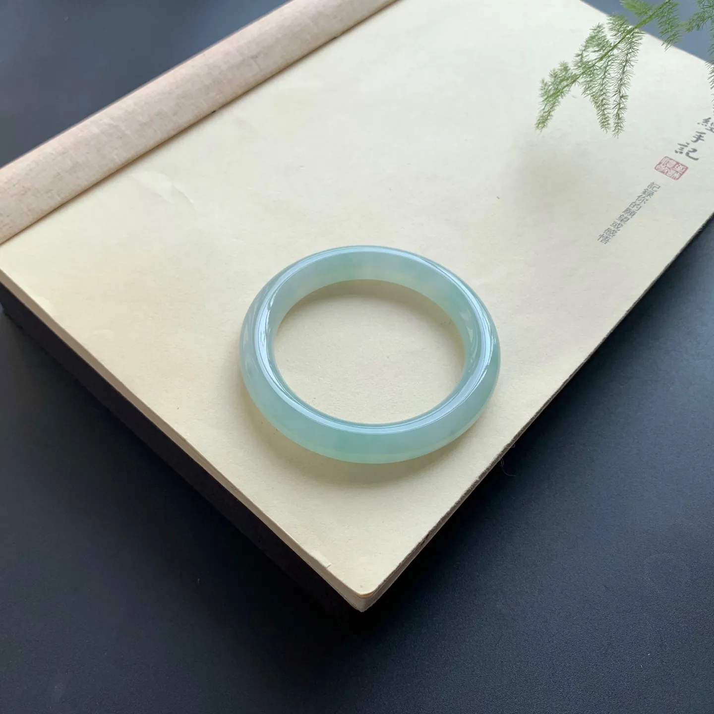 54圈口冰晴绿圆条手镯 尺寸：54-10.3-10，无纹裂，水润起胶，色泽亮丽
