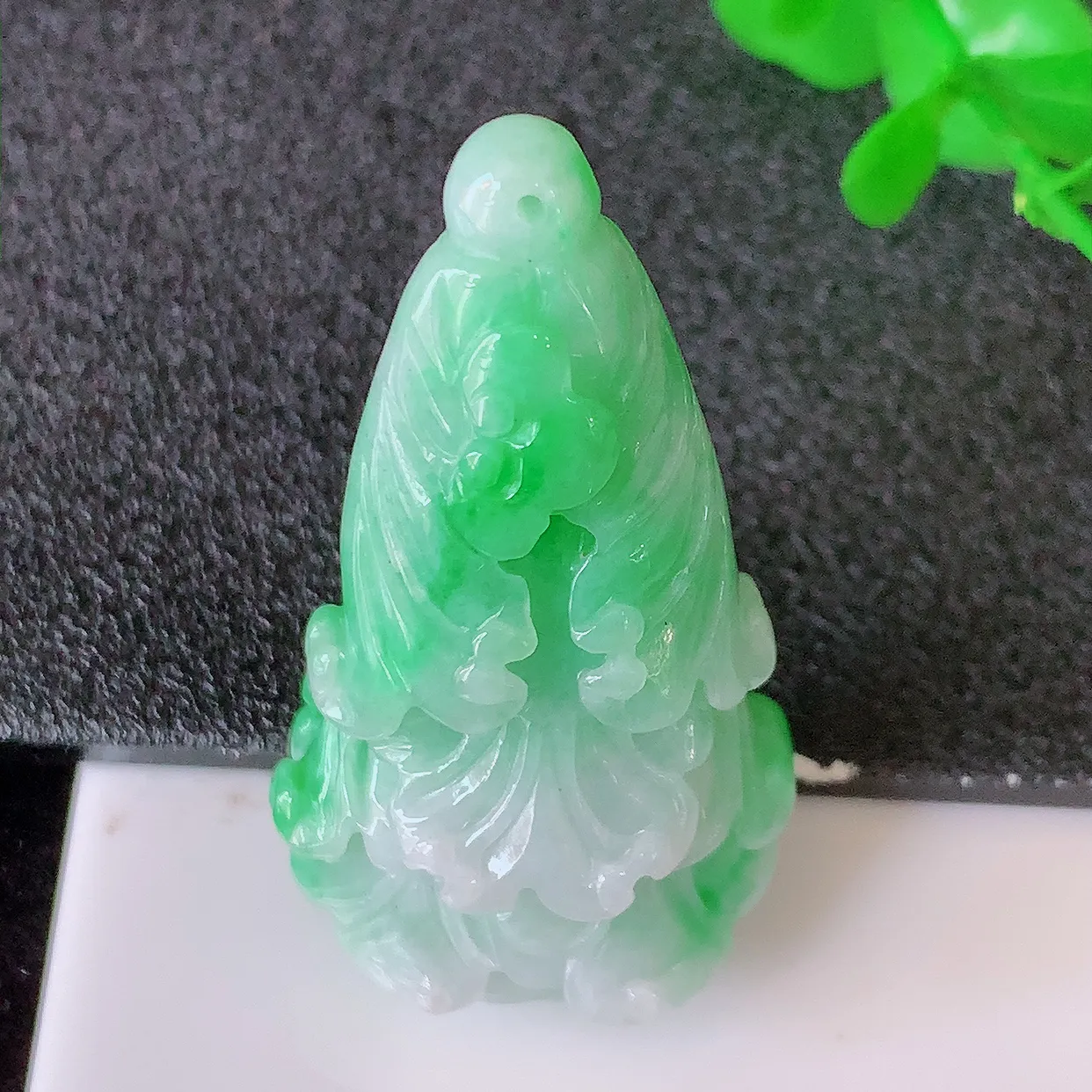 自然光实拍，冰润飘绿翡翠招百财白菜吊坠，百财聚来，财源滚滚，色泽鲜艳，精工水润的白菜，性价比高！#1.15