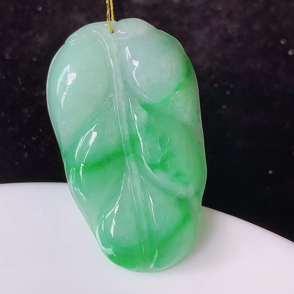 自然光实拍，冰润飘阳绿事业有成叶子吊坠，莹润且起胶，叶子清秀优雅，佩戴大业有成！#35.15